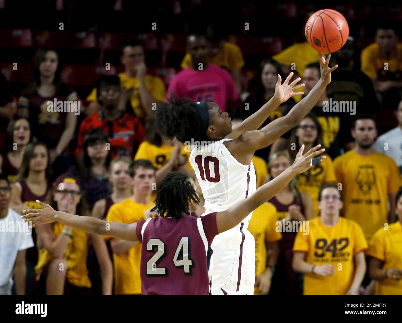 Arizona State guard Promise Amukamara (10) shoots over Arkansas Little Rock guard Taylor Gault (24) during the first half of a women's second round NCAA tournament college basketball game, Monday, March 23, 2015, Tempe, Ariz. (AP Photo/Matt York) Stockfoto