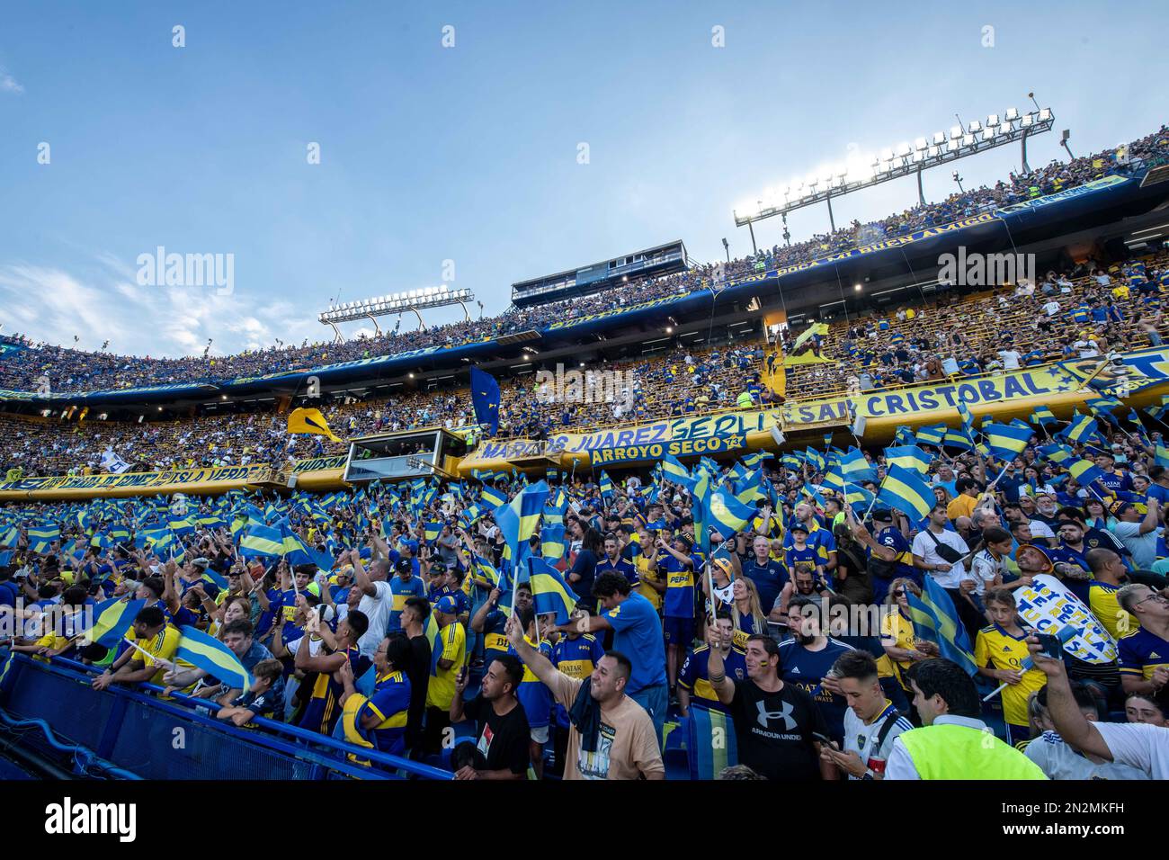 Argentinien, Buenos Aires, 05. Februar 2023: Eine allgemeine Betrachtung des Stadions La Bombonera vor dem Torneo Binance 2023 der argentinischen Liga Profesional MAT Stockfoto