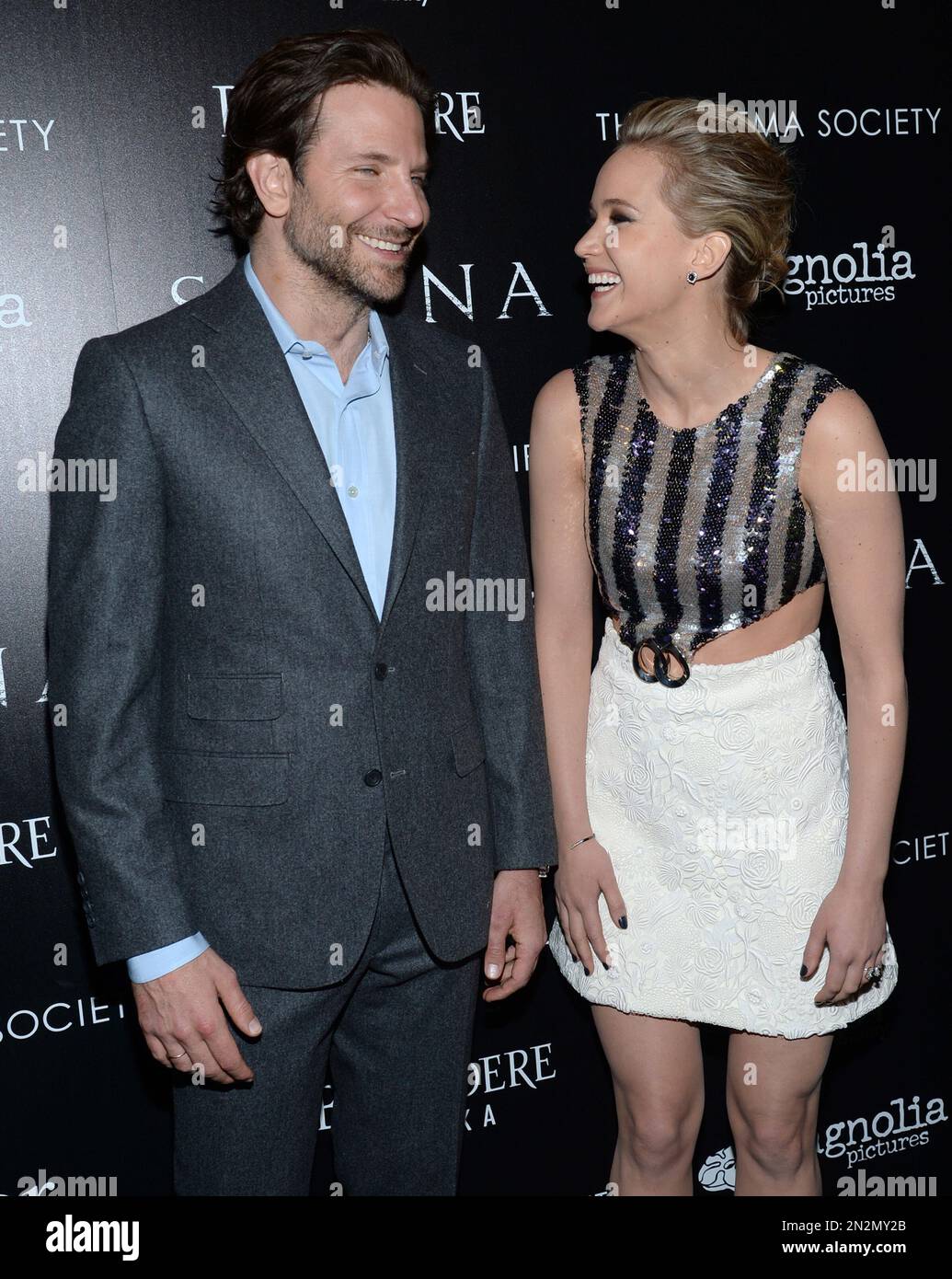 Bradley Cooper, left, and Jennifer Lawrence arrive at a special screening of "Serena", hosted by The Cinema Society and Dior Beauty, at the Landmark Sunshine Cinema on Saturday, March, 21, 2015, in New York. (Photo by Evan Agostini/Invision/AP) Stockfoto