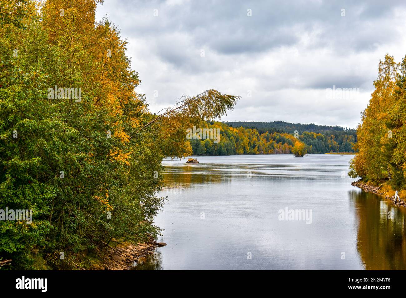 Umeaalven im Herbst. Umea, Schweden. Stockfoto