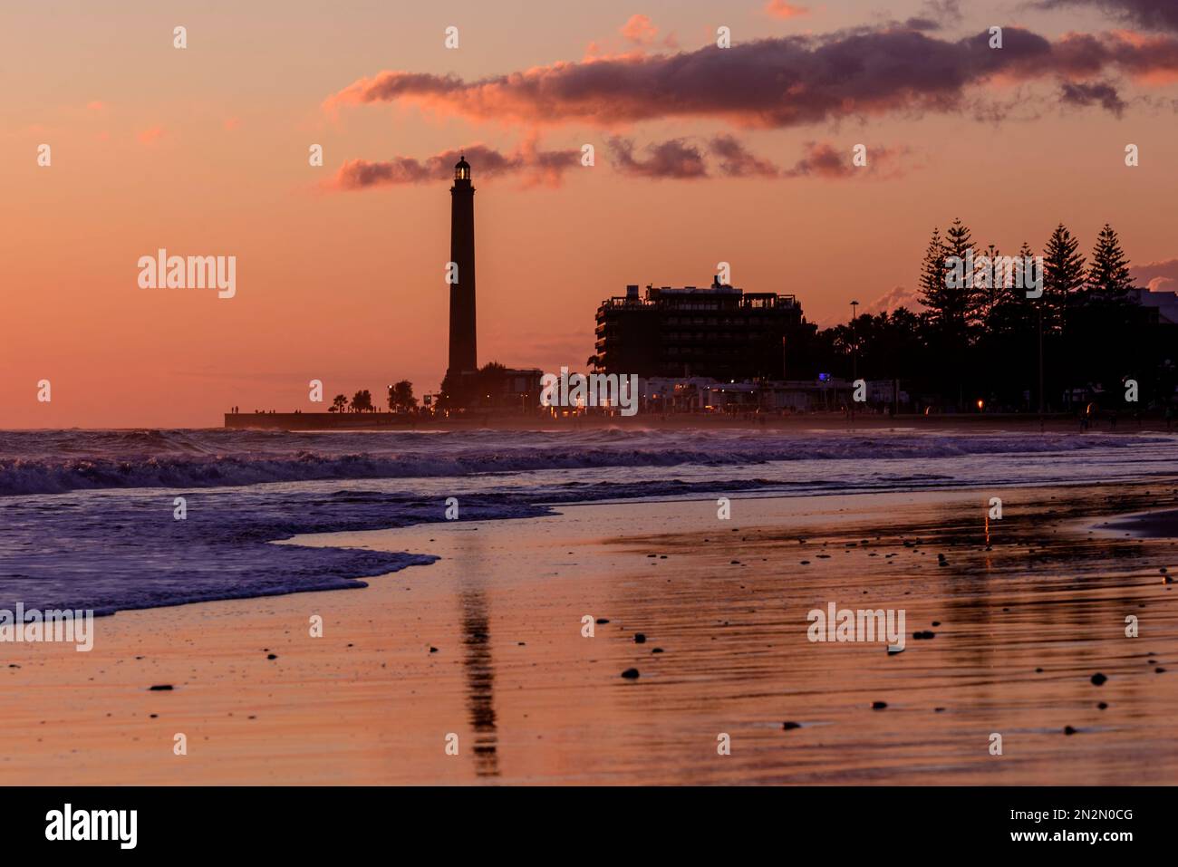 Blick auf den Leuchtturm von Maspalomas und den Strand bei Sonnenuntergang, Maspalomas, Gran Canary, Kanarische Inseln, Spanien Stockfoto