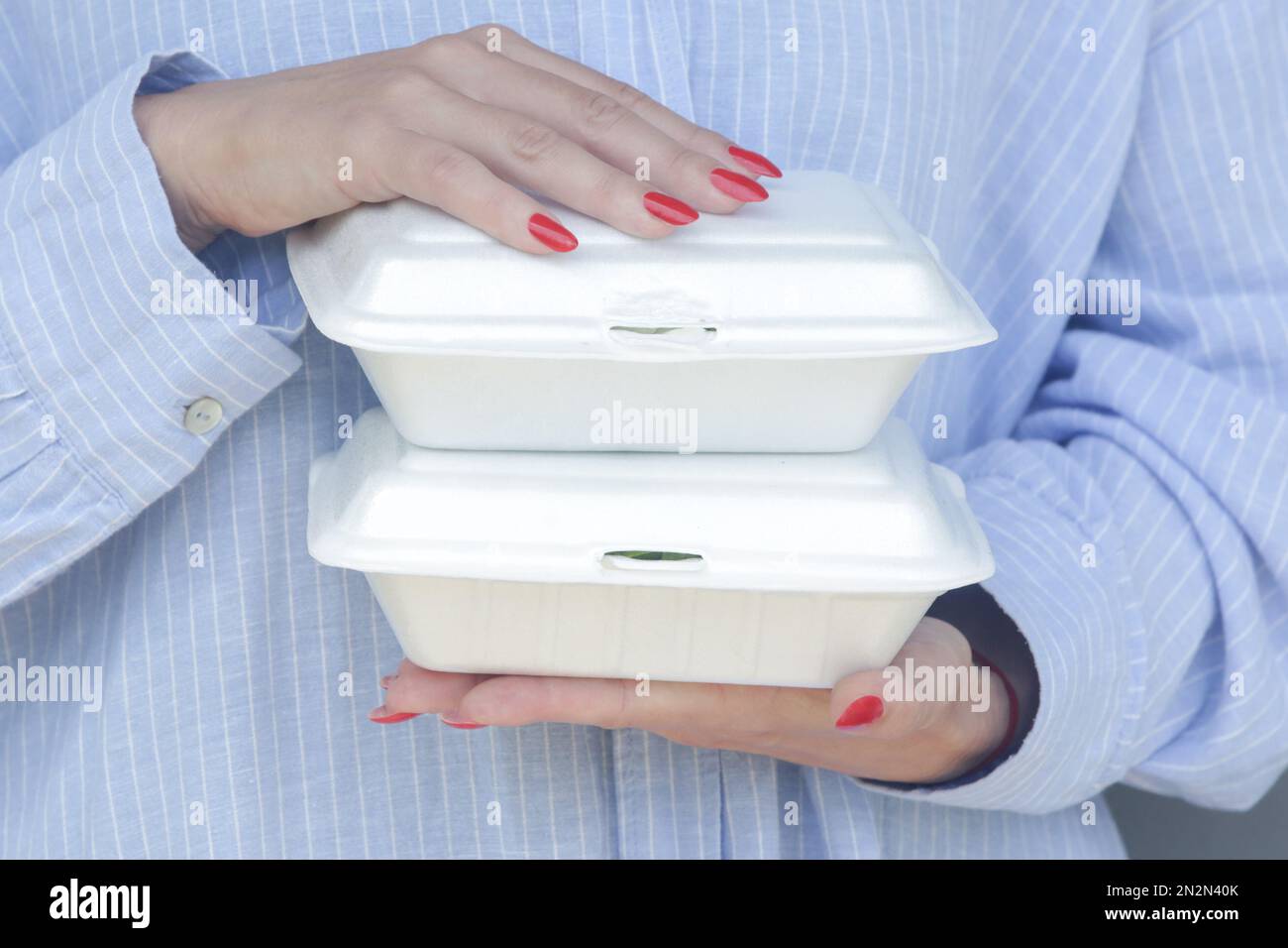 Frauenhände, Die Lunchpakete Aus Schaumstoff Zum Mitnehmen Halten Einweg Lebensmittelbehalter Nahaufnahme Image518004499 Frauenhände, Die Lunchpakete Aus Schaumstoff Zum Mitnehmen Halten Einweg Lebensmittelbehalter Nahaufnahme Image518004499