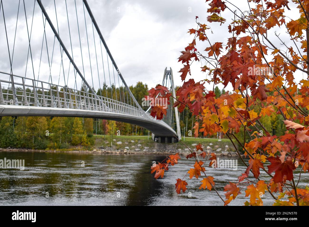 Umea River und Lundabron im Herbst Stockfoto