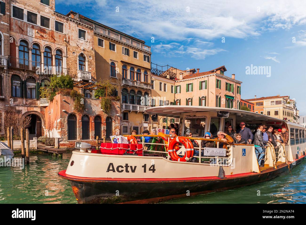 Ein Vaporetto auf dem Canale Grande in Venedig, Venetien, Italien Stockfoto