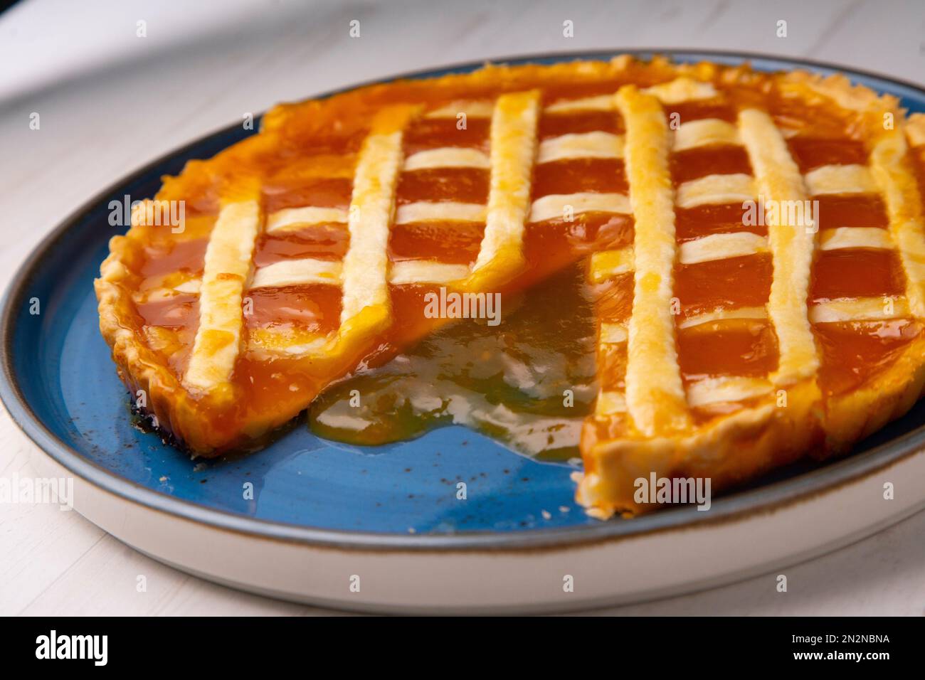 Crostata mit Pfirsichmarmelade in einer französischen Patisserie. Stockfoto