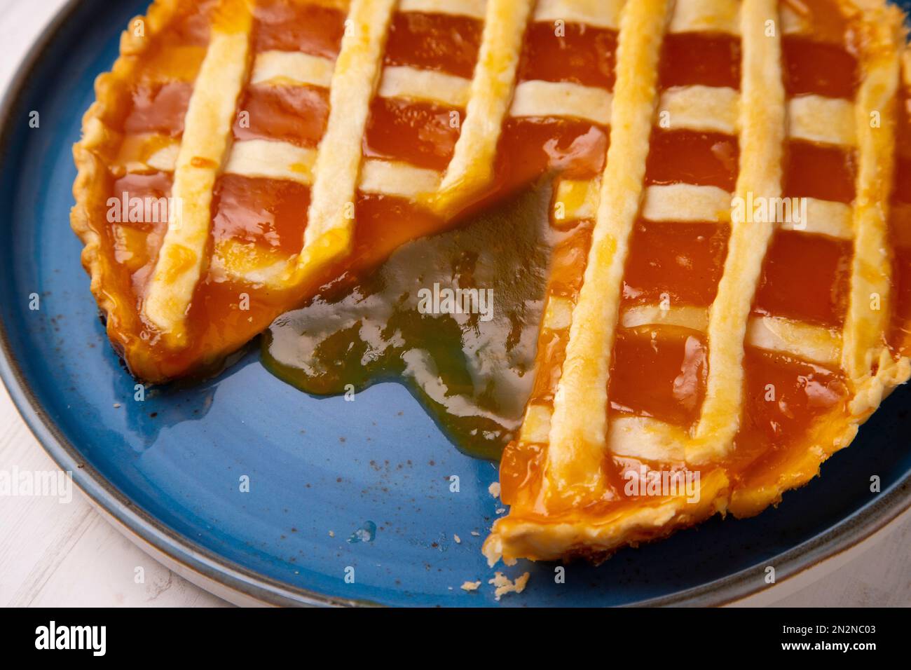 Crostata mit Pfirsichmarmelade in einer französischen Patisserie. Stockfoto