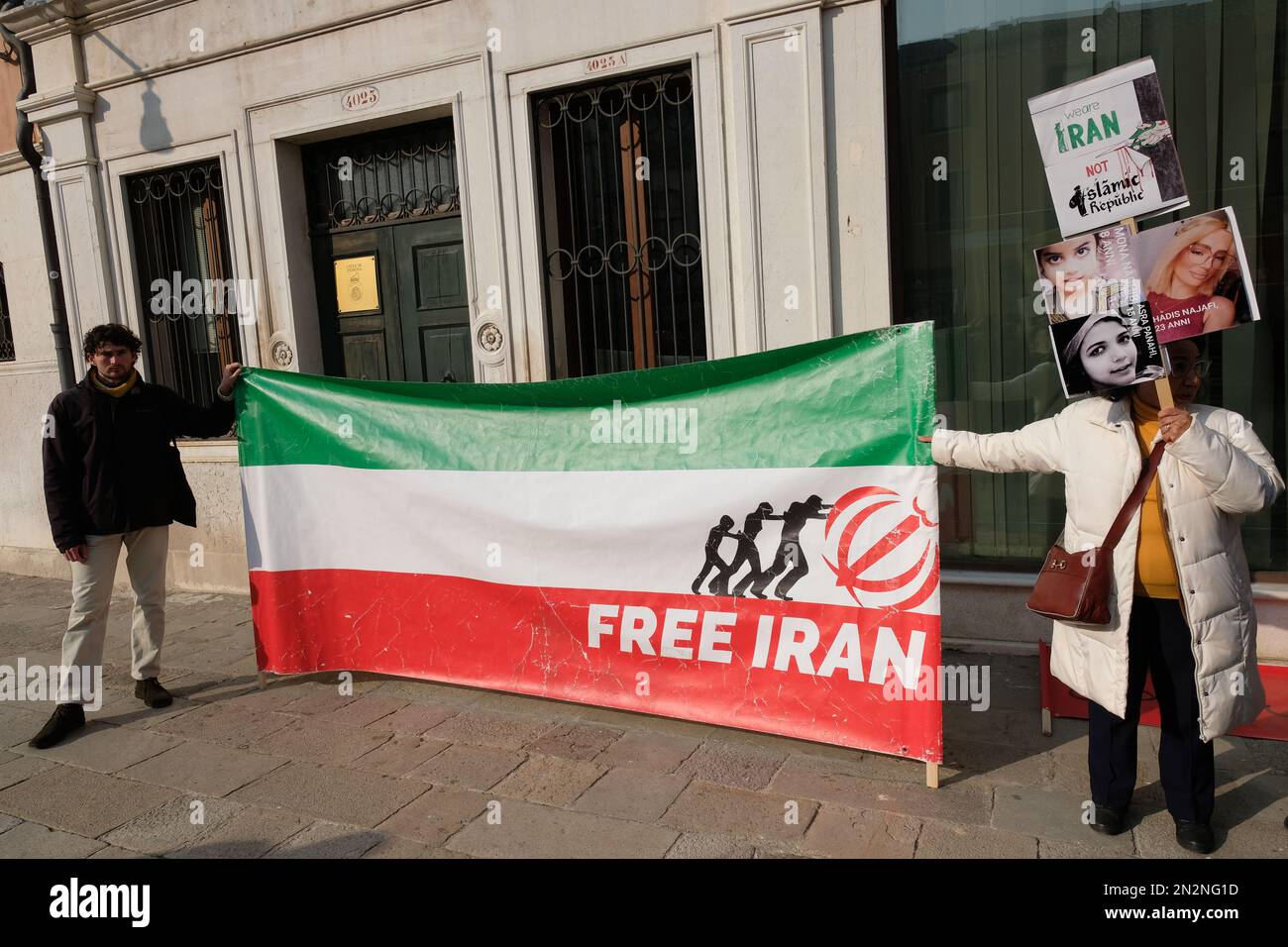 Demonstranten marschieren solidarisch mit dem iranischen Volk in Venedig, Italien, Stockfoto