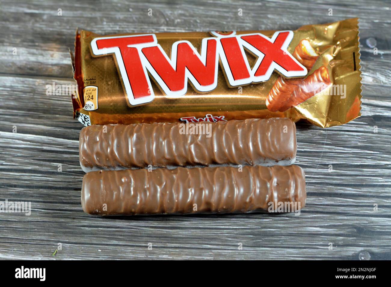 Kairo, Ägypten, Februar 5 2023: Twix Caramel Shortbread Chocolate Bar Mars Inc., ein Keks, der zusammen mit anderen Süßwaren aufgetragen wird (Most Stockfoto
