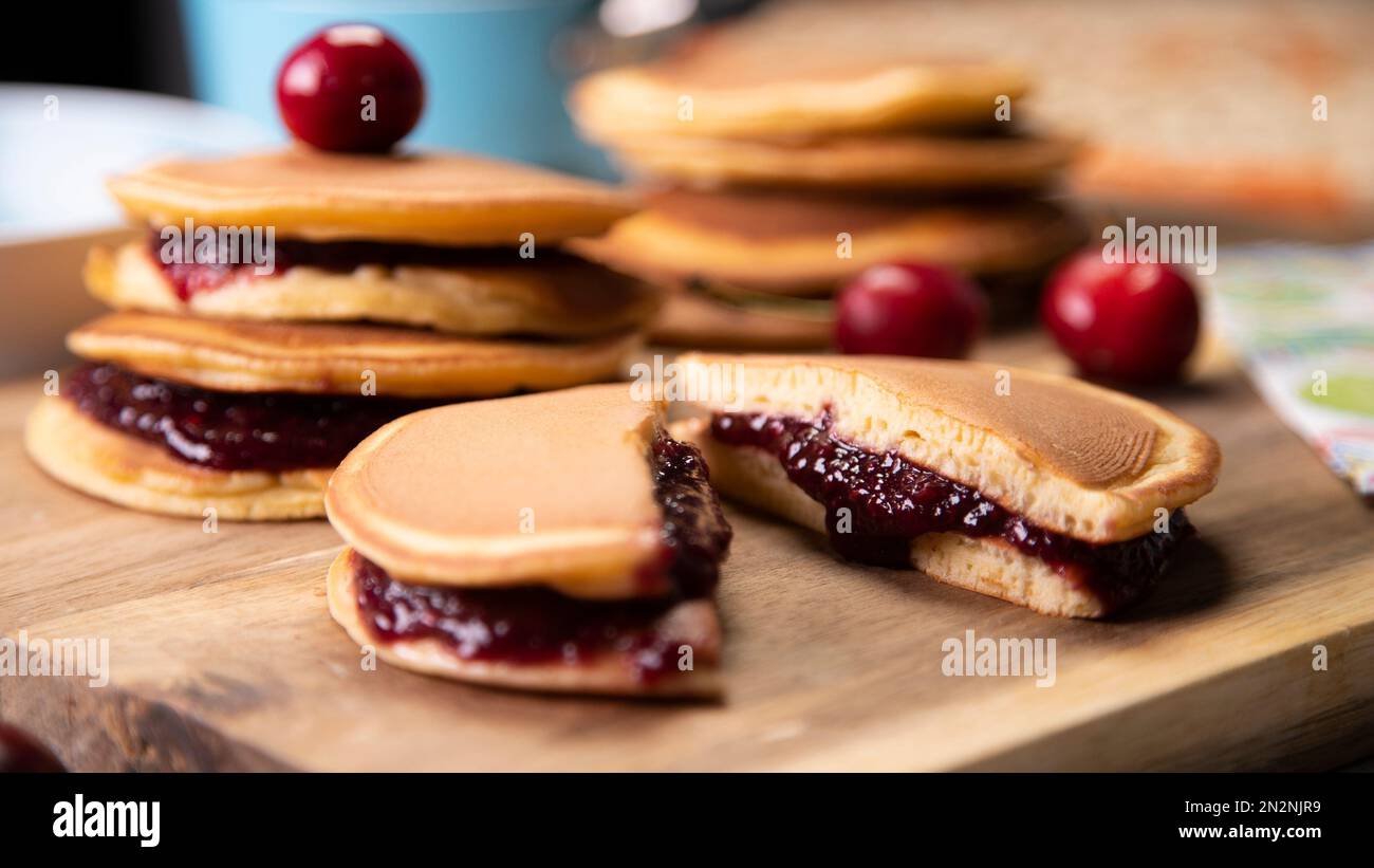 Traditionelles Dorayaki mit Anko. Dorayaki ist eine Art japanischer Süßigkeit, die aus zwei runden, mit anko gefüllten Kuchen besteht, einer Bohnenpaste m Stockfoto