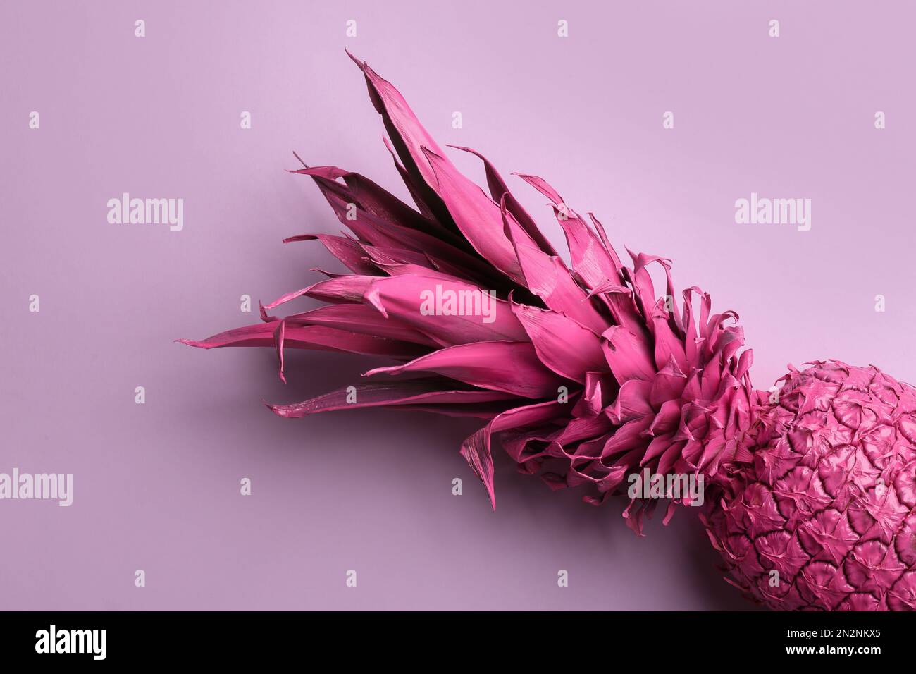 Pinke Ananas auf hellem Hintergrund, Draufsicht. Kreatives Konzept Stockfoto