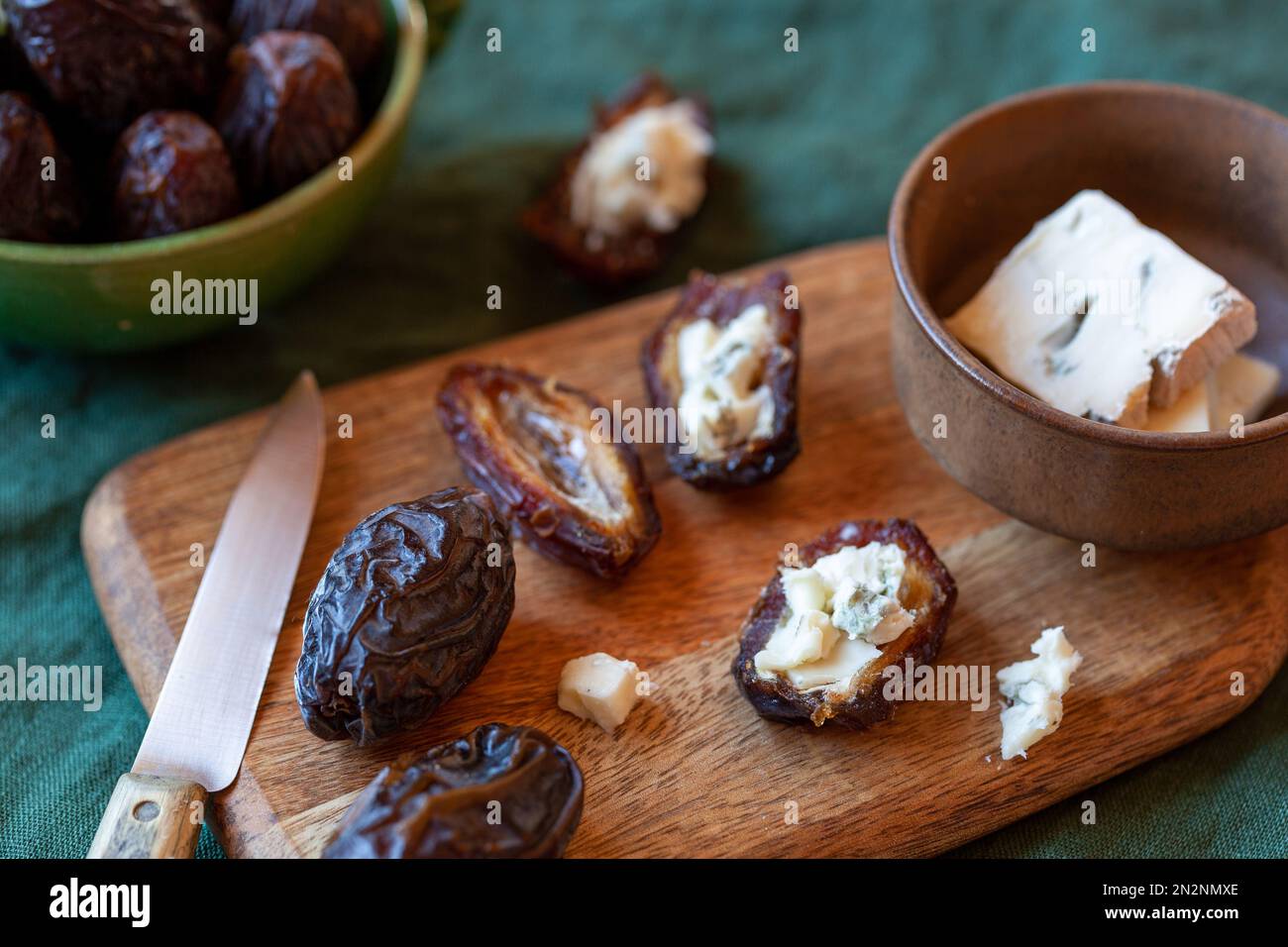 Dattelfrüchte gefüllt mit Gorgonzola-Käse, Seitenansicht Stockfoto