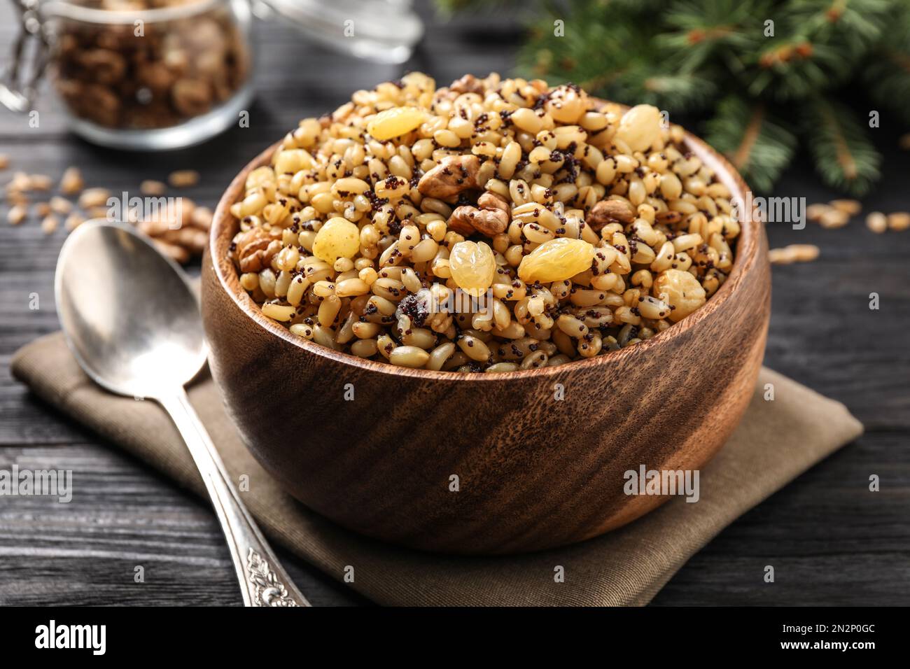 Traditionelles slawisches Weihnachtsgericht Kutia auf schwarzem Holztisch, Nahaufnahme Stockfoto