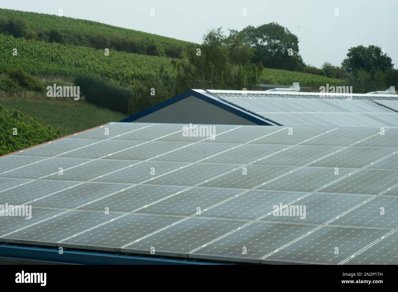 Photovoltaikanlage auf Hallendach in Mainstockheim Stockfoto