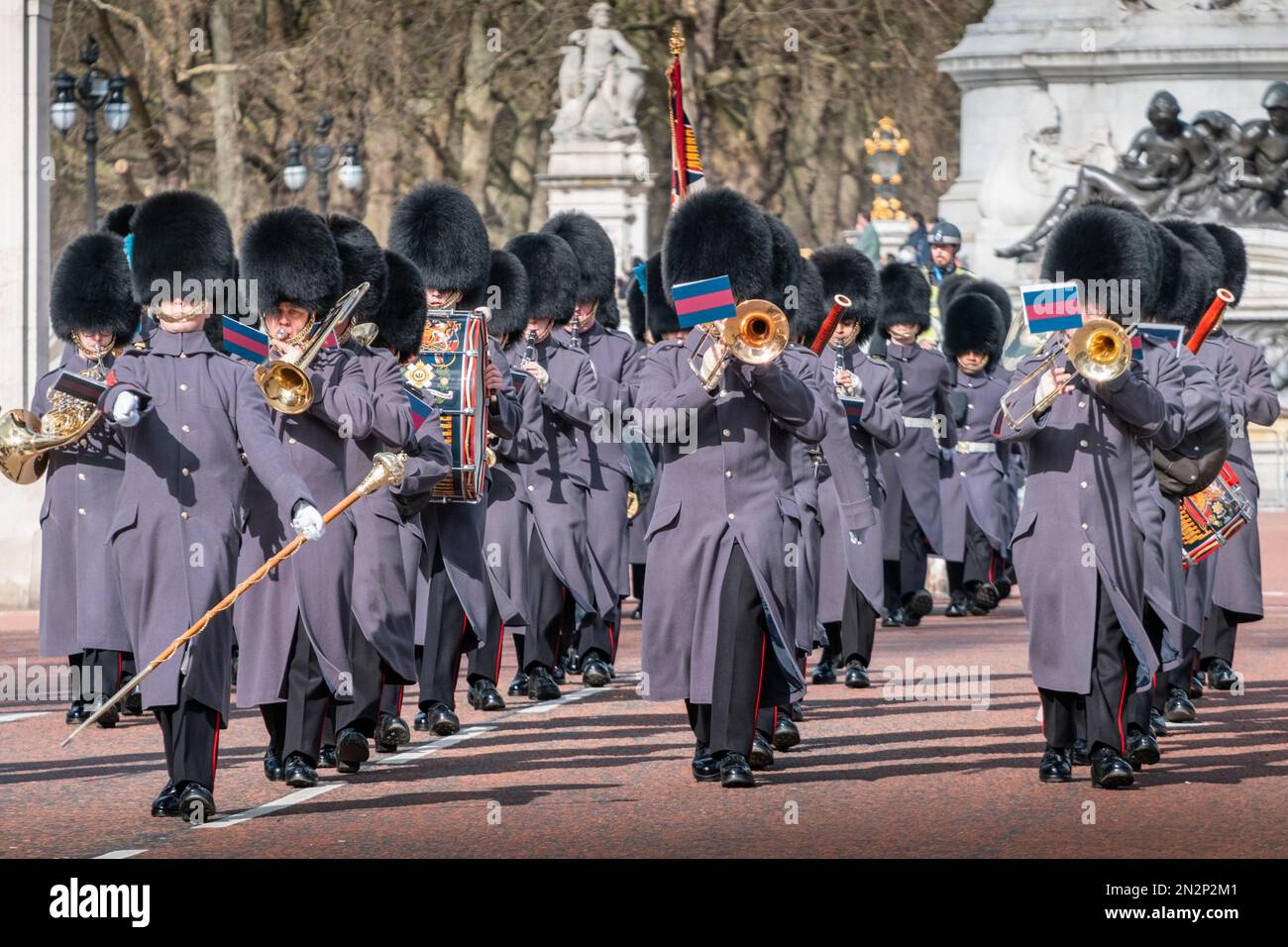 London, Buckingham Palace, Wachablösung. Irish Guards - Haushaltsabteilung Fußwächter. Die königliche Garde marschiert. Winteruniform. Wachwechsel Stockfoto