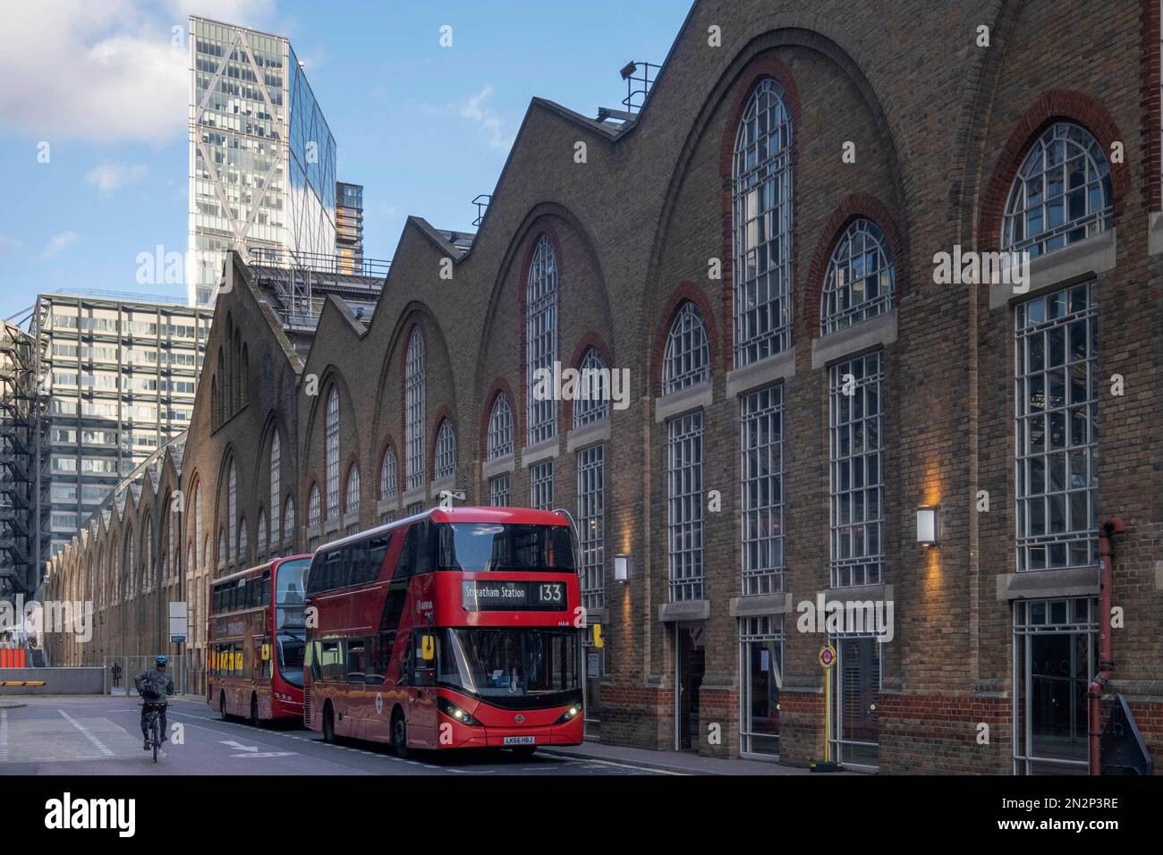 London, City of London, Liverpool Street Station. Der Red London Bus 133 hält vor der Liverpool Street Station an der Sun Street Passage Stockfoto