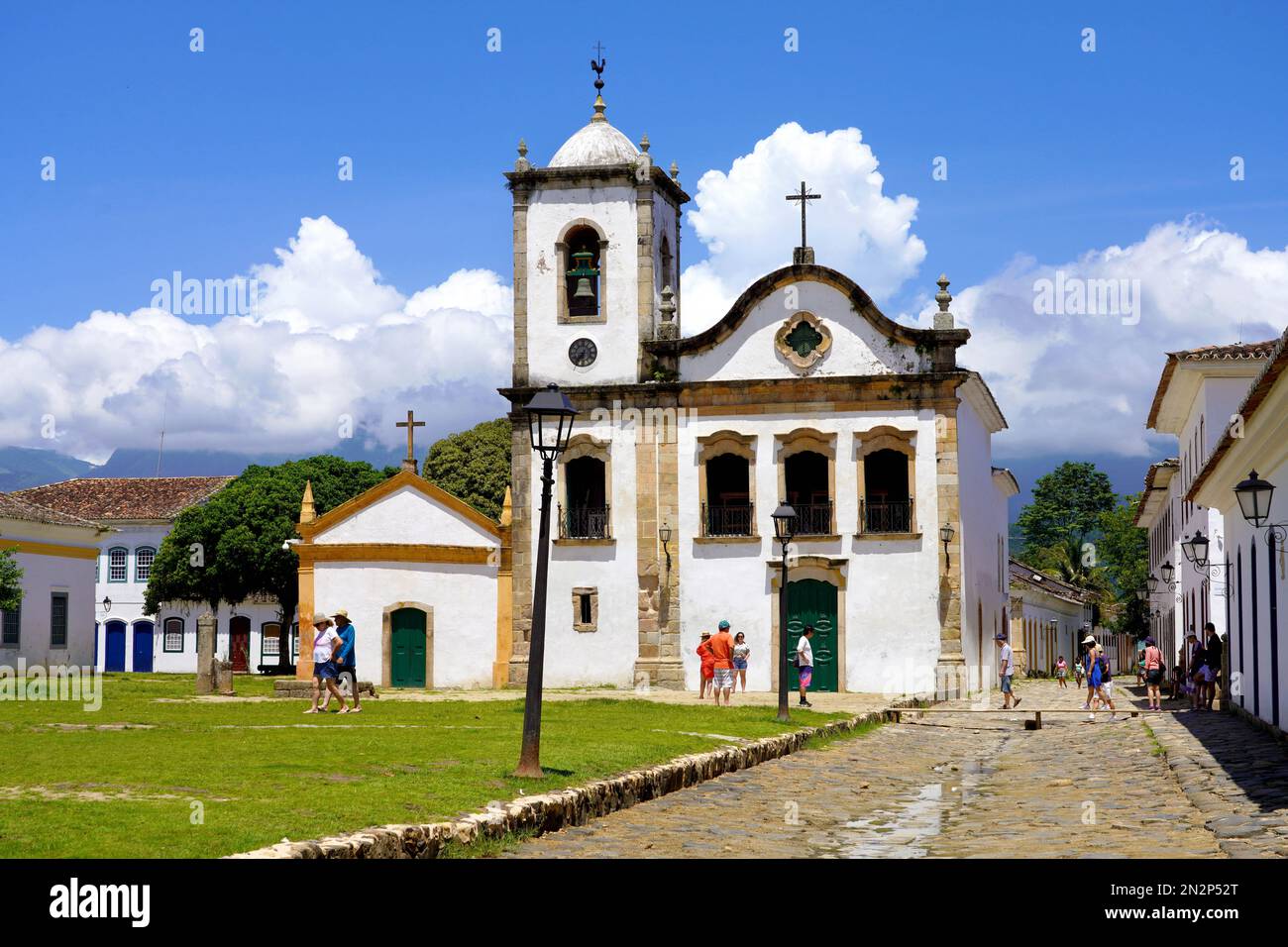 PARATY, BRASILIEN - 25. DEZEMBER 2022: Kirche Saint Rita Barock Colonial in Paraty, Rio de Janeiro, Brasilien Stockfoto