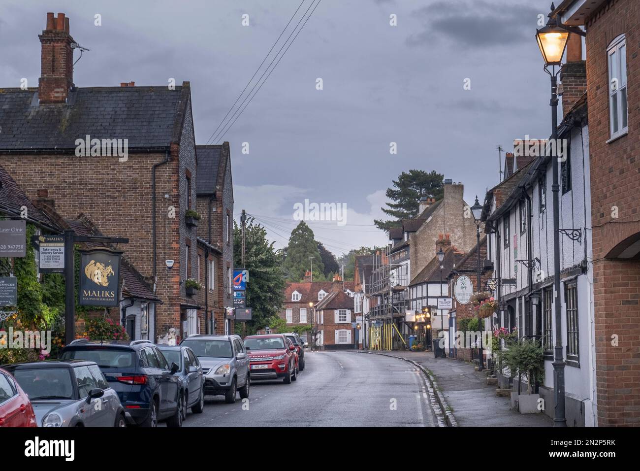 Cookham High Street im Thames Valley. Ansicht ohne Personen. Häuser und Verkaufsräume. Berkshire, England, Vereinigtes Königreich Stockfoto