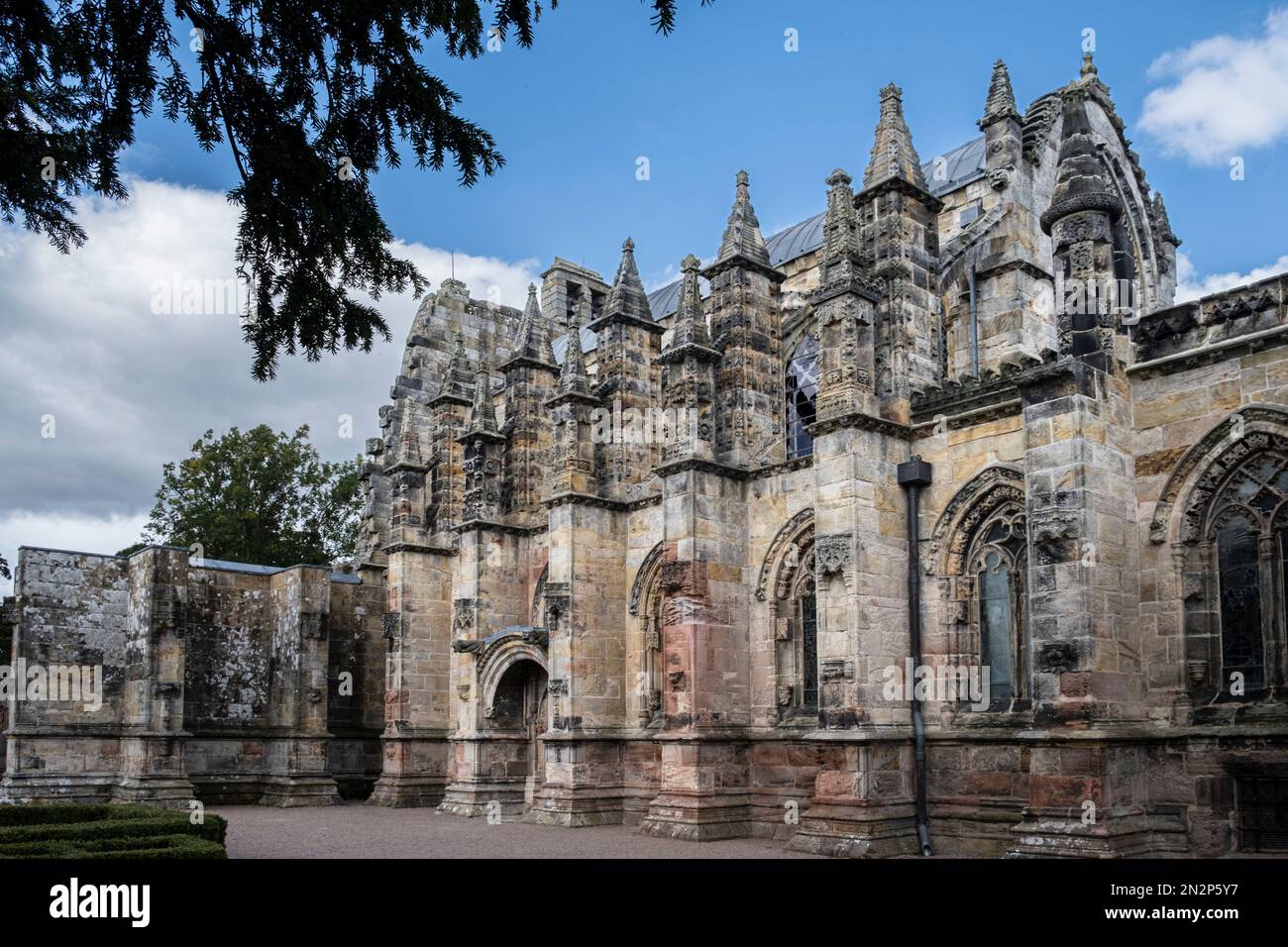 Schottland, Roslin, Midlothian, Rosslyn Chapel. Außenansicht der gotischen Kapelle mit fliegenden Stollen. Keine Menschen. Stockfoto