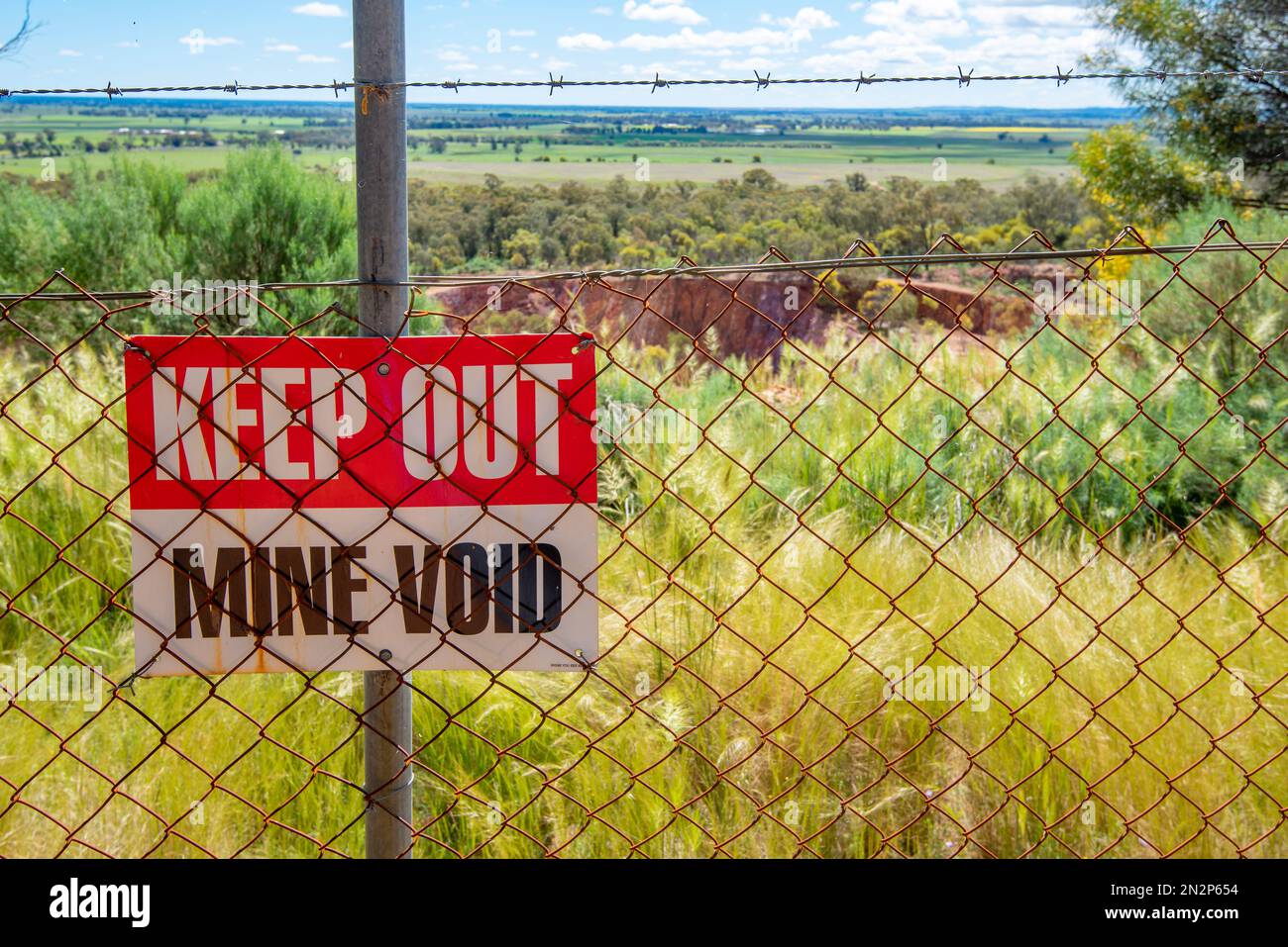 Ein Zaun- und Versteck-Schild in der Nähe der Goldmine Peak Hill im Westen von New South Wales, Australien, das heute eine Touristenattraktion ist Stockfoto