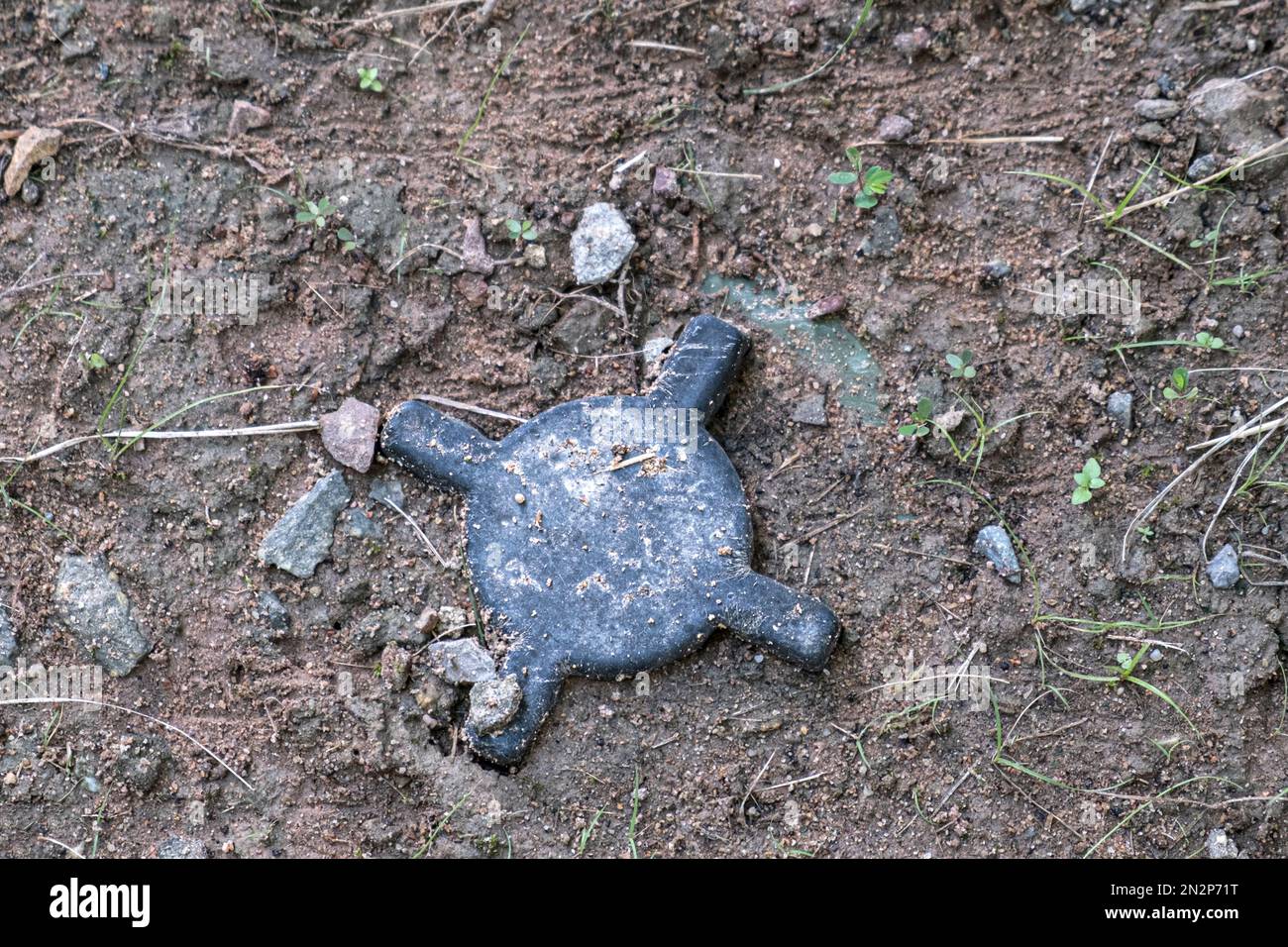Nicht explodierte Landmine, die auf einem Feld in Kambodscha vergraben ist - ein Überbleibsel aus den Konflikten der Roten Khmer und Vietnam des 20. Jahrhunderts Stockfoto