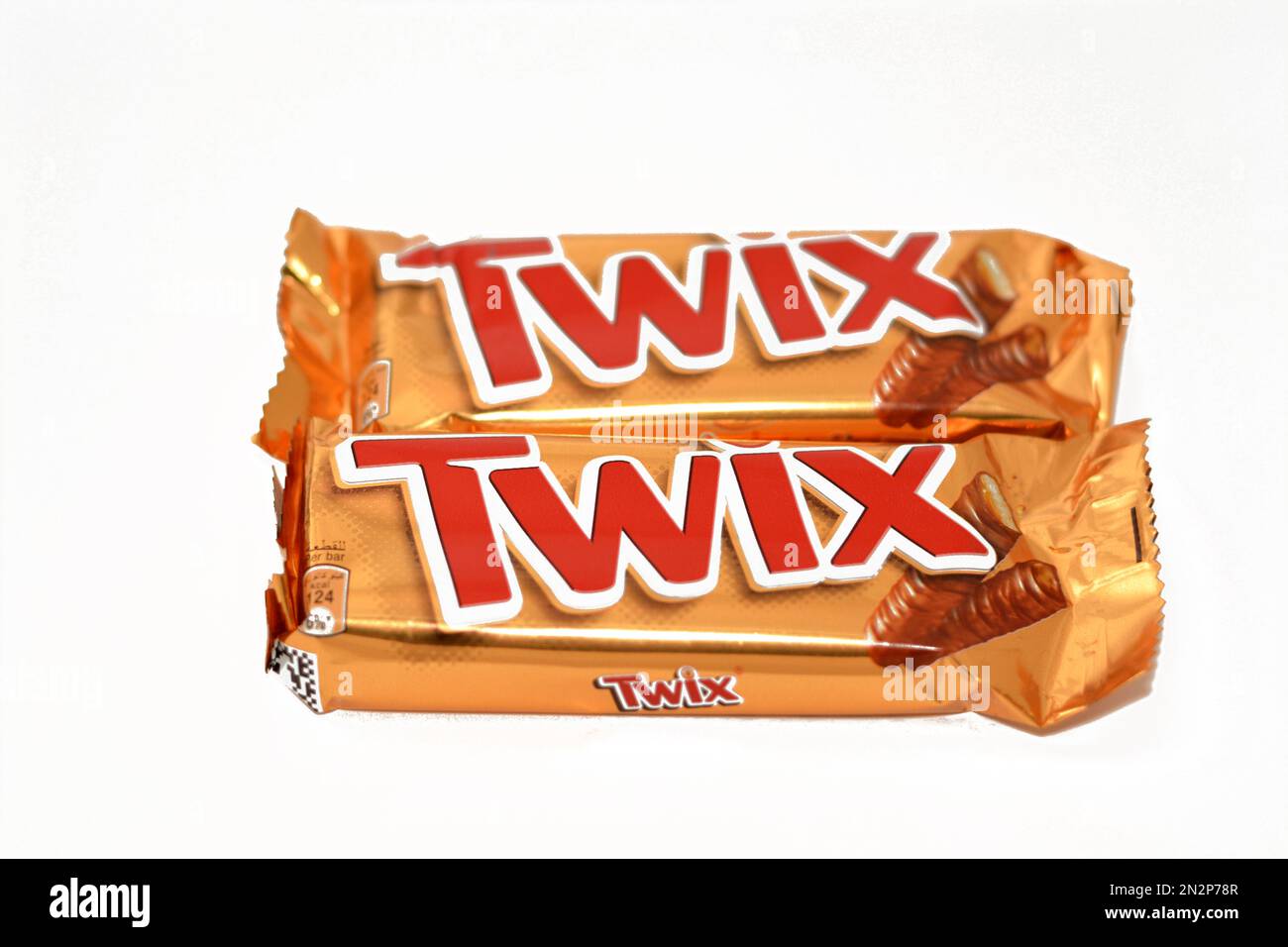 Kairo, Ägypten, Februar 5 2023: Twix Caramel Shortbread Chocolate Bar Mars Inc., ein Keks, der zusammen mit anderen Süßwaren aufgetragen wird (Most Stockfoto