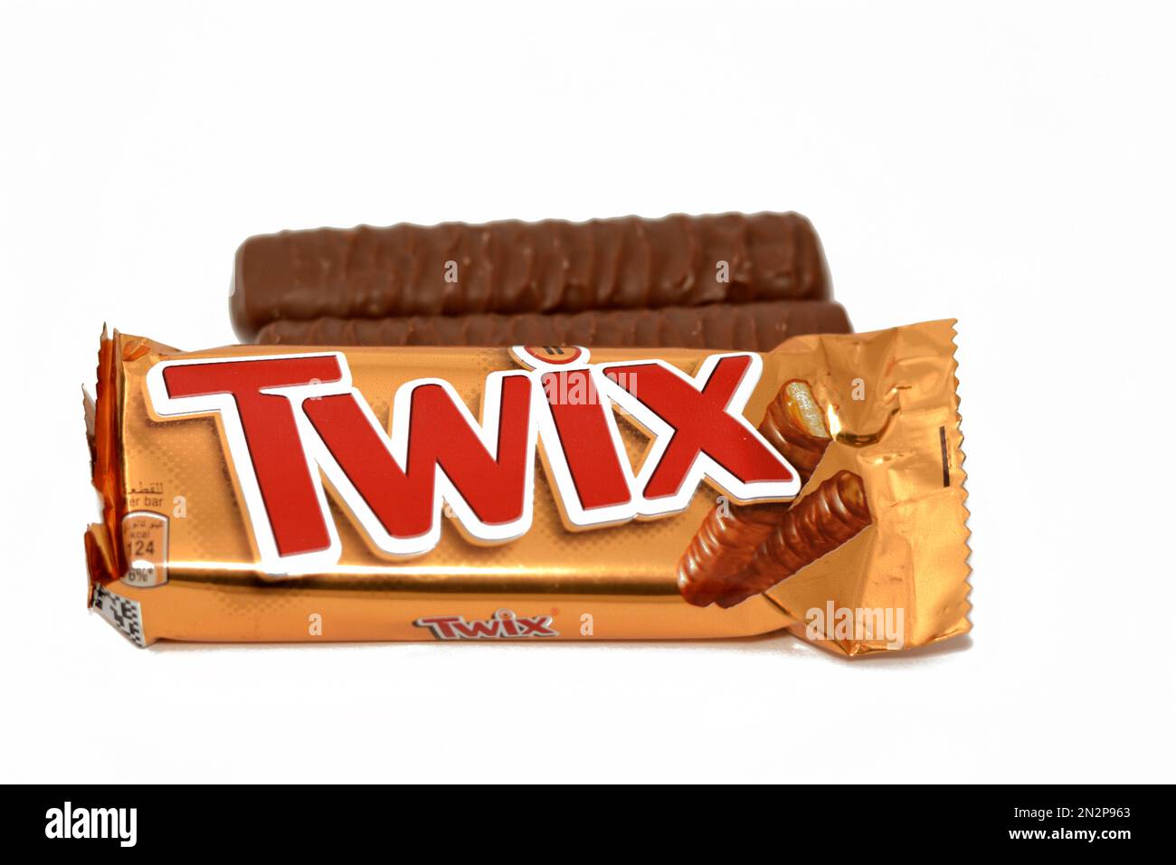 Kairo, Ägypten, Februar 5 2023: Twix Caramel Shortbread Chocolate Bar Mars Inc., ein Keks, der zusammen mit anderen Süßwaren aufgetragen wird (Most Stockfoto