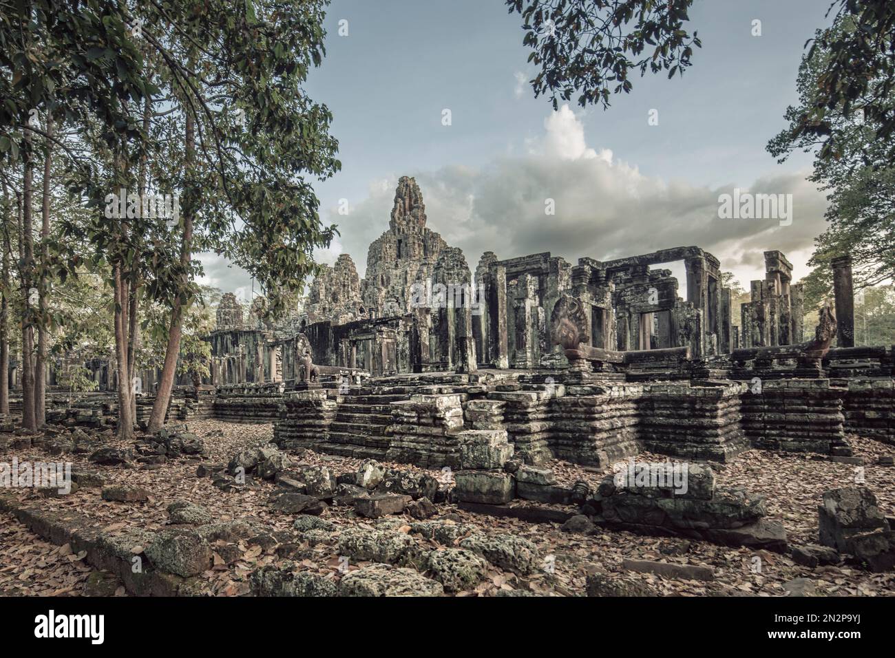 Angkor. Buddhistischer Bayon-Tempel aus dem 12. Jahrhundert, berühmt für die liebevolle Schnitzerei von Bodhisattva Avalokiteshvara (Avalokitesvara); erbaut von König Jayavarman VII Stockfoto