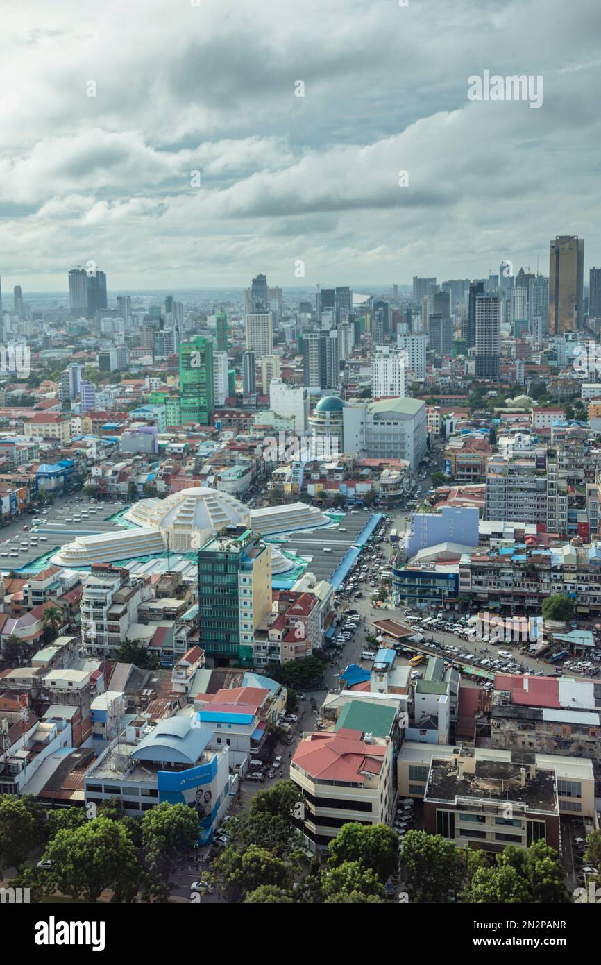 Kambodscha, Phnom Penh, erhöhte Sicht auf Downtown CBD & Shopping Viertel mit Orussey Markt im Vordergrund, Shophouses und Bürogebäude Stockfoto