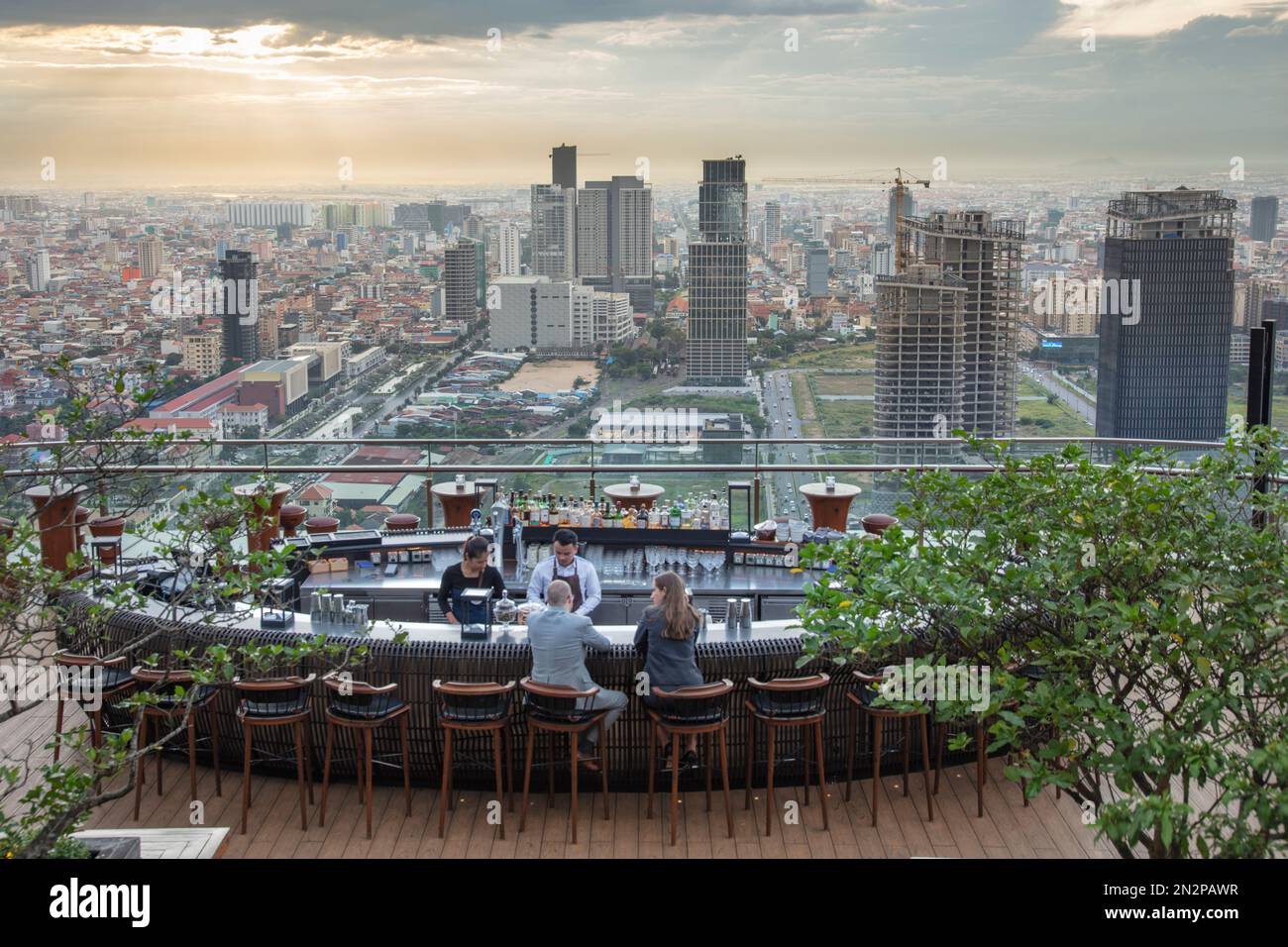 Kambodscha, Phnom Penh, die Sora Sky Bar im Rosewood Hotel. Zentraler Geschäftsbezirk mit Wolkenkratzern und Geschäftsgebäuden. Ein paar trinkt was Stockfoto