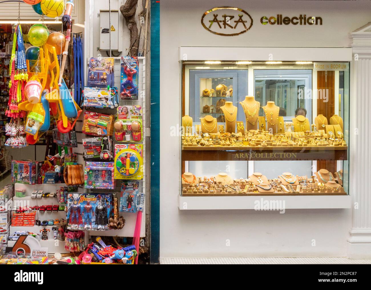 Juweliere und Spielzeugladen nebeneinander, Bodrum, Türkei Stockfoto