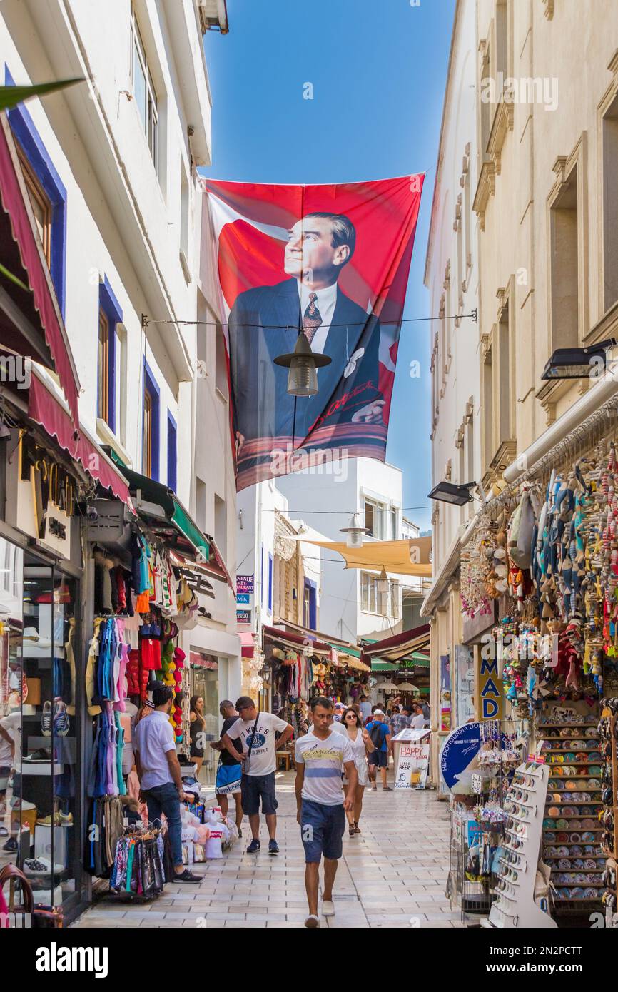 Atatürk-Flagge über der Einkaufsstraße in der Türkei Stockfoto