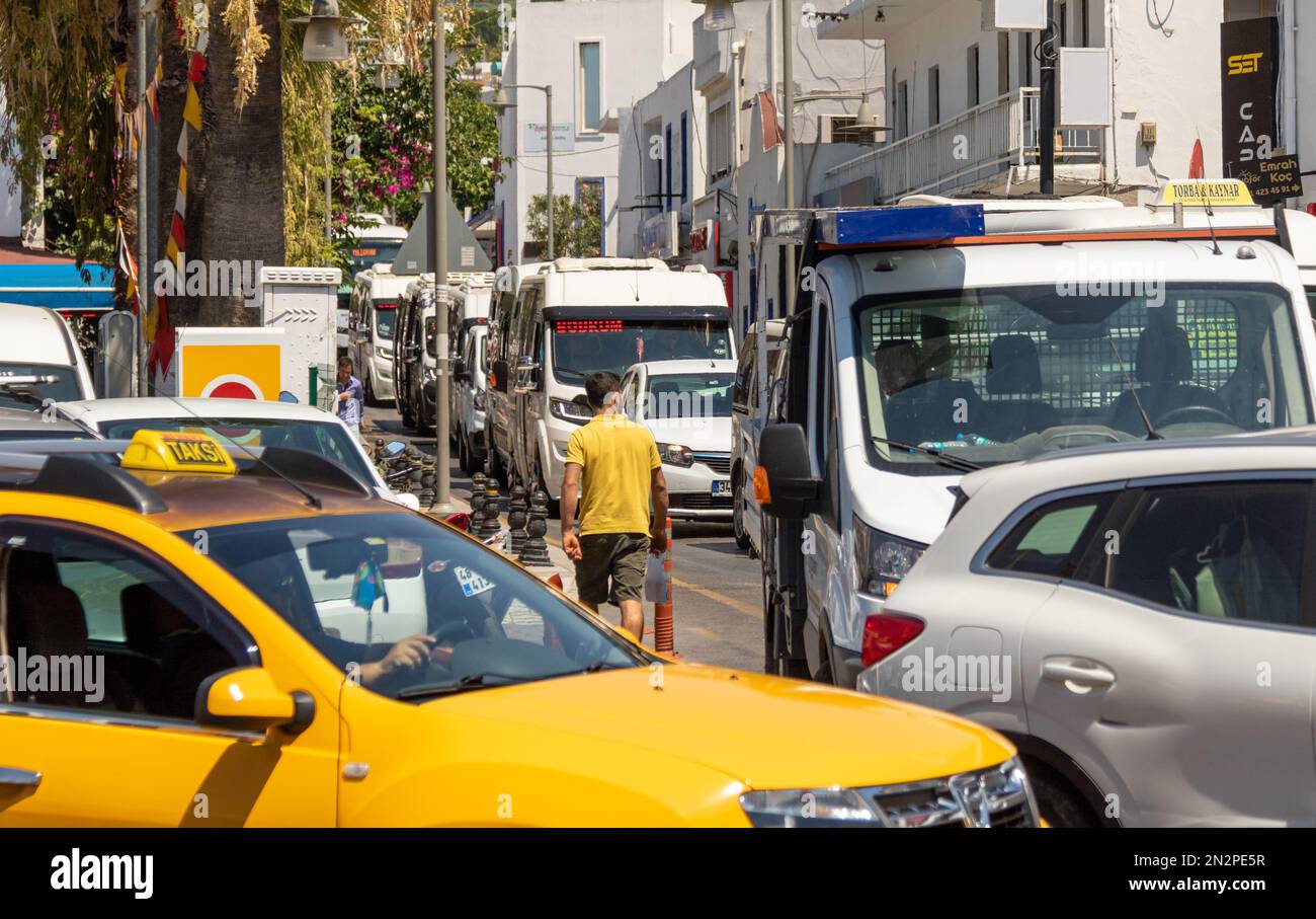 Verkehrsstaus auf Cevat Sakir CD in Bodrum, Türkei Stockfoto