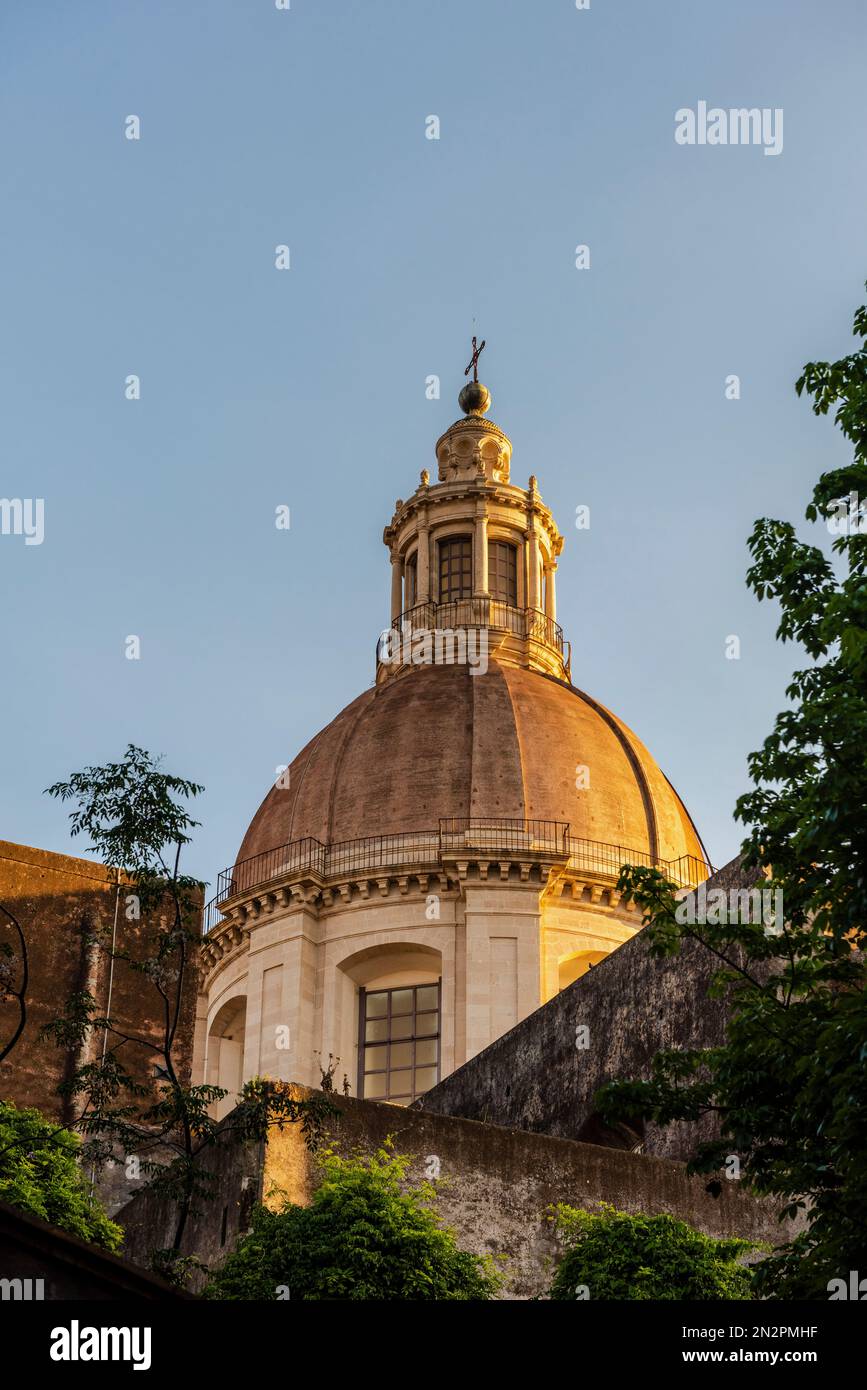 Die Kuppel der riesigen Benediktinerkirche San Nicolò l'Arena, Catania, Sizilien. Es wurde 1796 fertiggestellt, obwohl die Kirchenfassade noch unvollendet ist Stockfoto