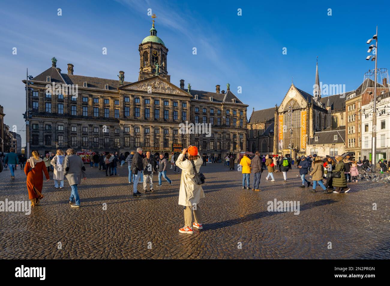 Königspalast Amsterdam, Koninklijk Paleis und Neue Kirche Amsterdam. Vom Damplein. Stockfoto