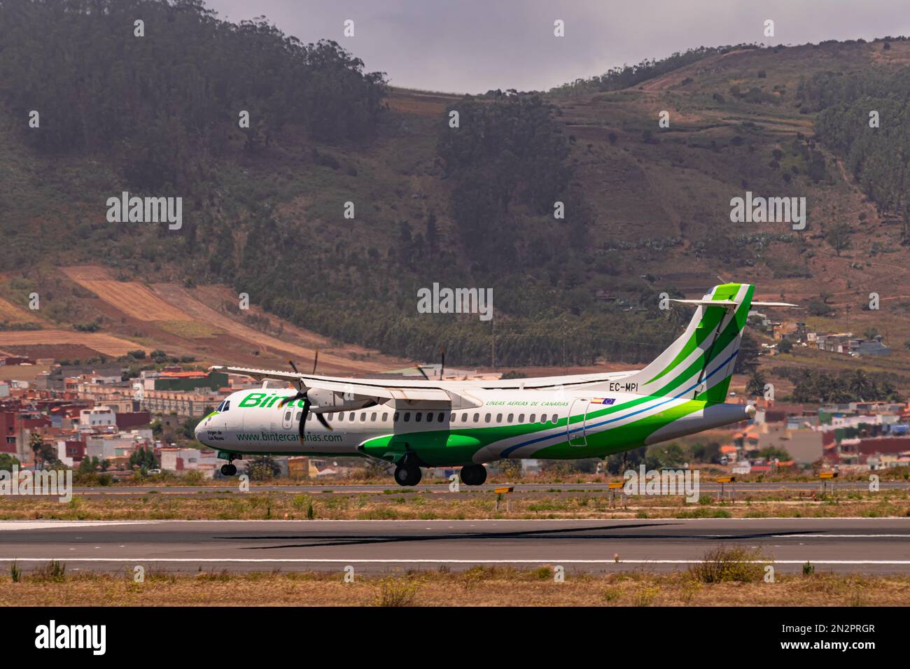 Los Rodeos, TenerifeKanarische Inseln; Juli 24 2020: Binter ATR-72-600, Landung, im Stadtflughafen La Laguna Stockfoto