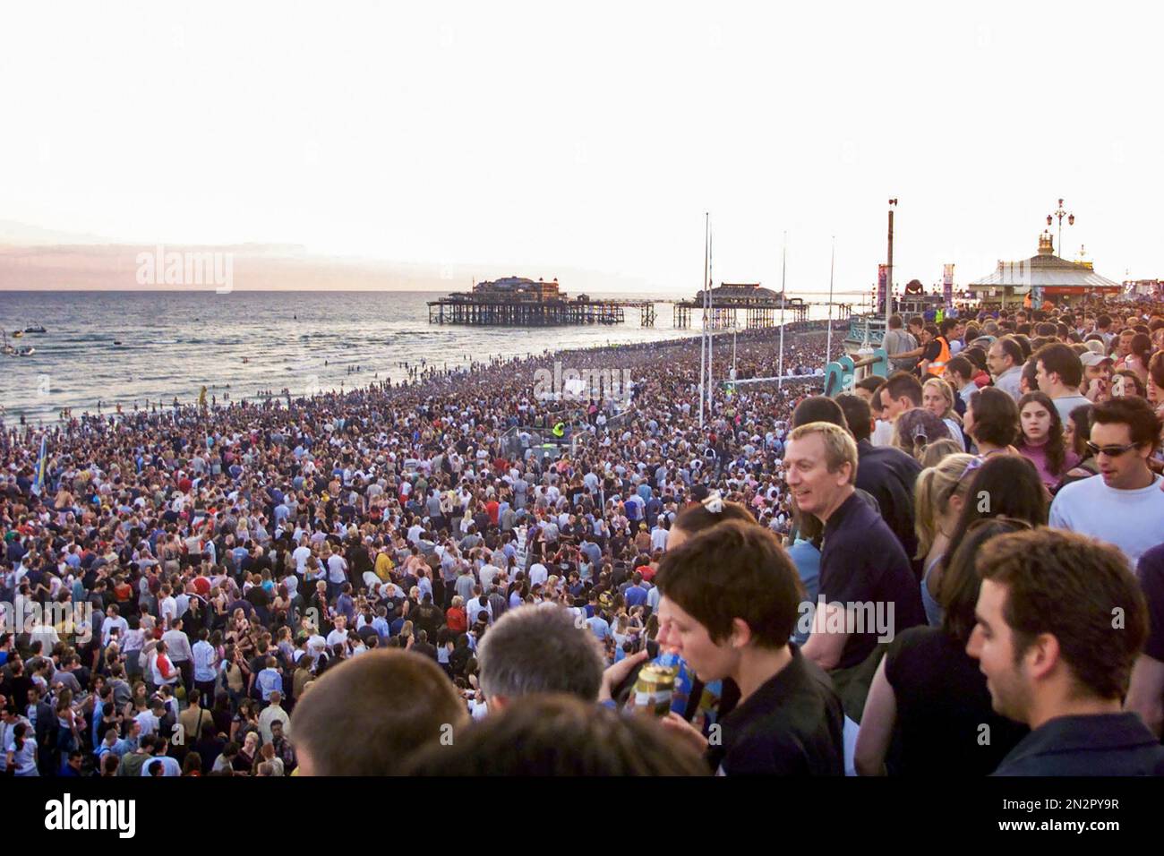 Ein riesiges Publikum schätzt auf über 200000, um DJ Fatboy Slim bei der Fatboy Slim Beach Boutique Party am Brighton Seafront in Aktion zu sehen. Norman Cook , der Tanzmusiker und DJ , organisierte und bezahlte die Veranstaltung für das zweite Jahr . Foto von Simon Dack, Juli 2002 Stockfoto