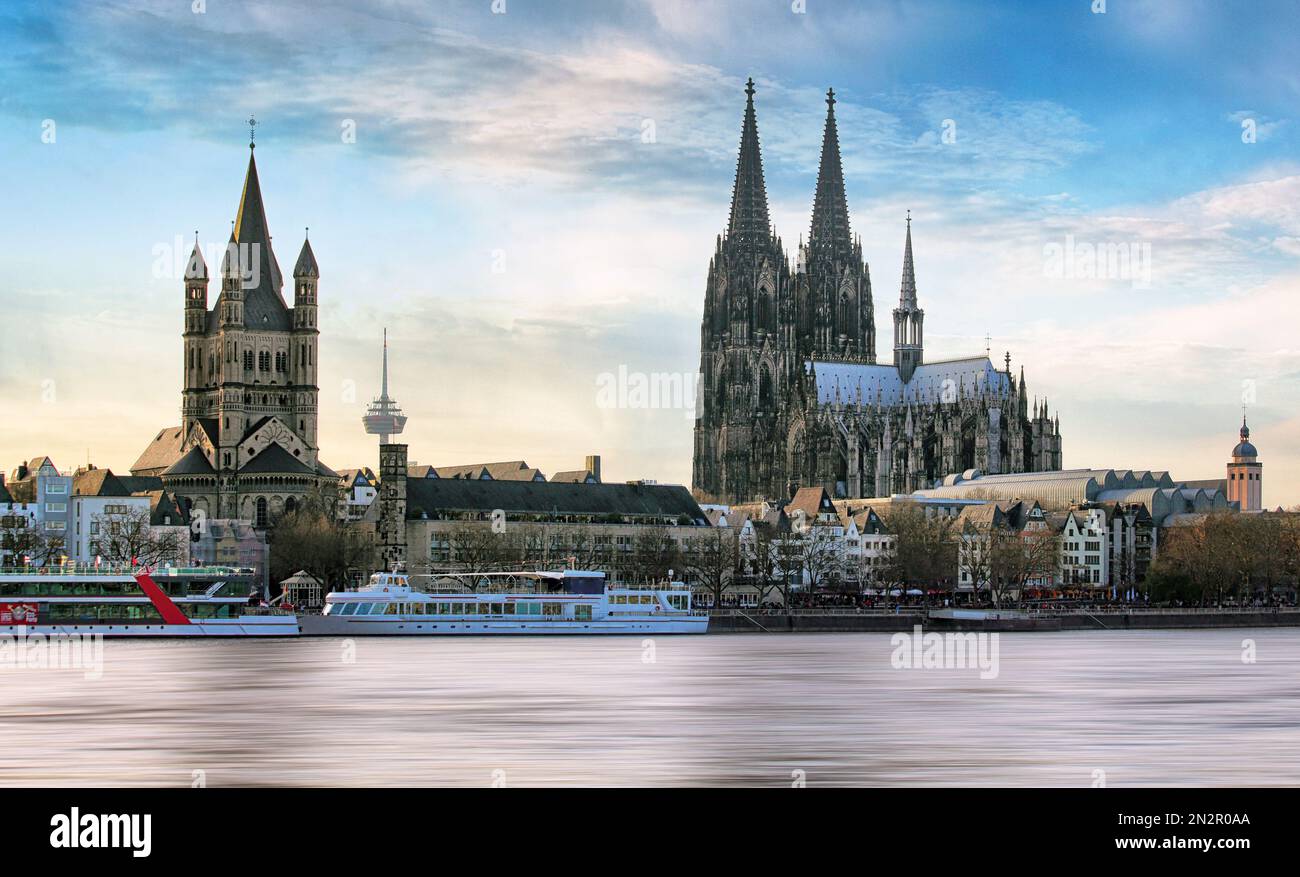 Köln über den Rhein mit Kreuzfahrtschiff in Köln. Stockfoto