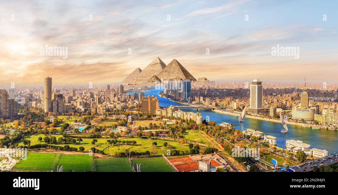 Skyline Panorama von Kairo auf dem Weg zu den Großen Pyramiden, Ägypten Stockfoto