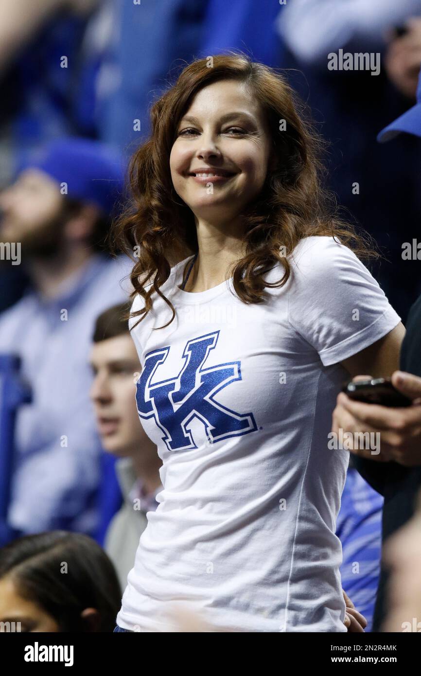 Actress Ashley Judd watches an NCAA college basketball game between Florida and Kentucky, Saturday, March 7, 2015, in Lexington, Ky. Kentucky won 67-50. (AP Photo/James Crisp) Stockfoto