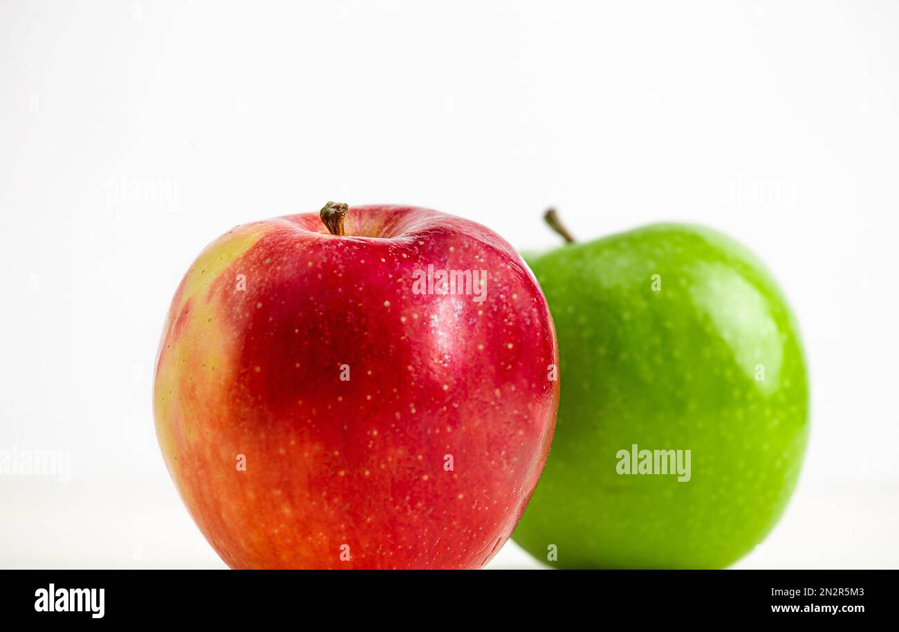 apfelfrüchte auf weißem Hintergrund Stockfoto
