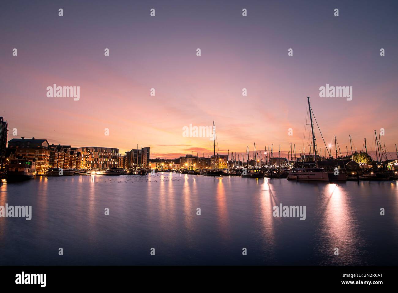 Am frühen Morgen über dem nassen Dock in Ipswich, Großbritannien Stockfoto