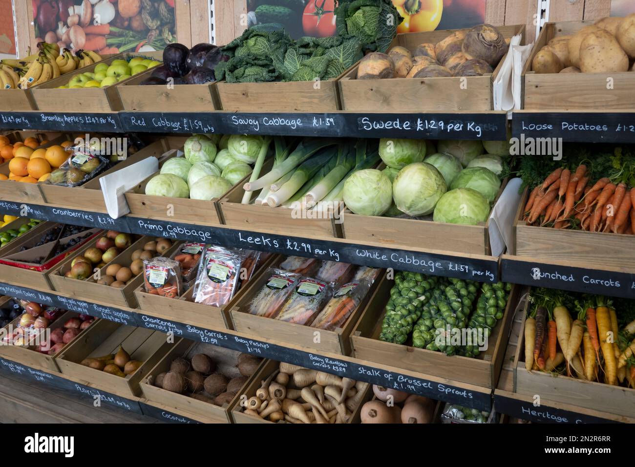 Frisches Obst und Gemüse zum Verkauf im Farmshop in Berkshire, England, Großbritannien, Europa Stockfoto