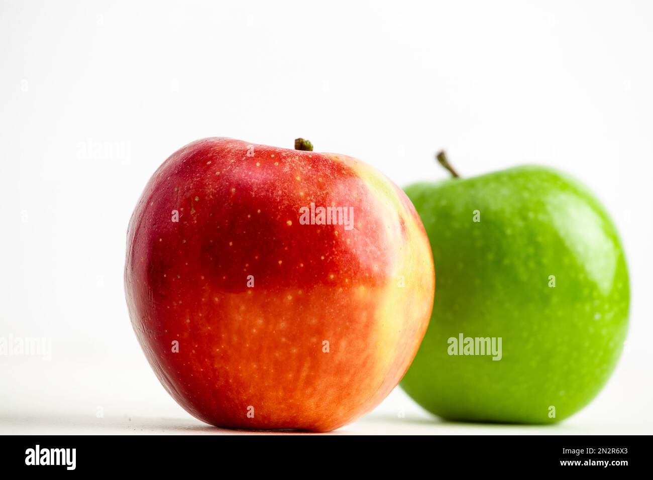 apfelfrüchte auf weißem Hintergrund Stockfoto