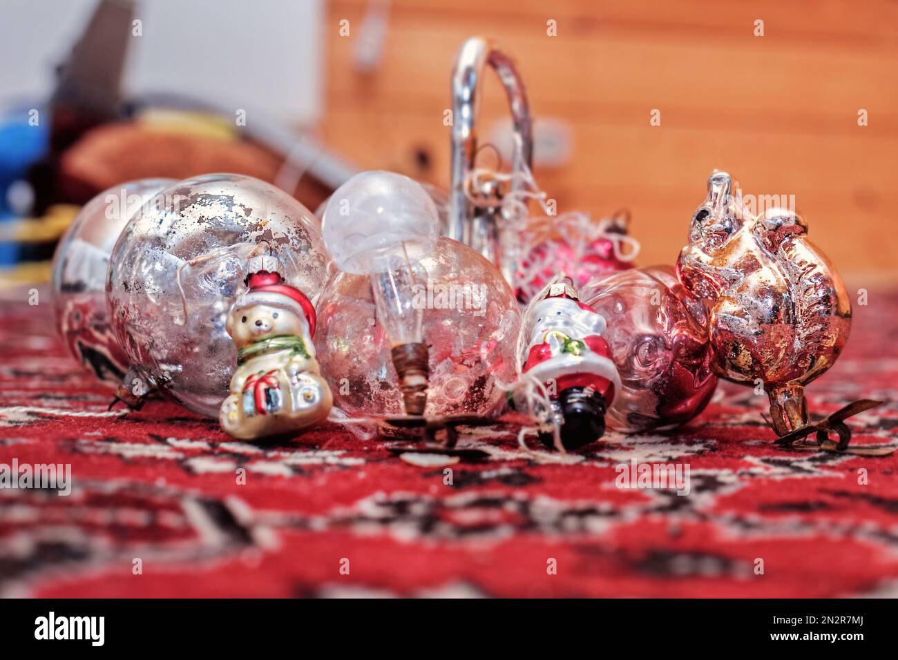 Charmantes echtes Weihnachtsspielzeug auf altem Teppich für gute Laune Stockfoto