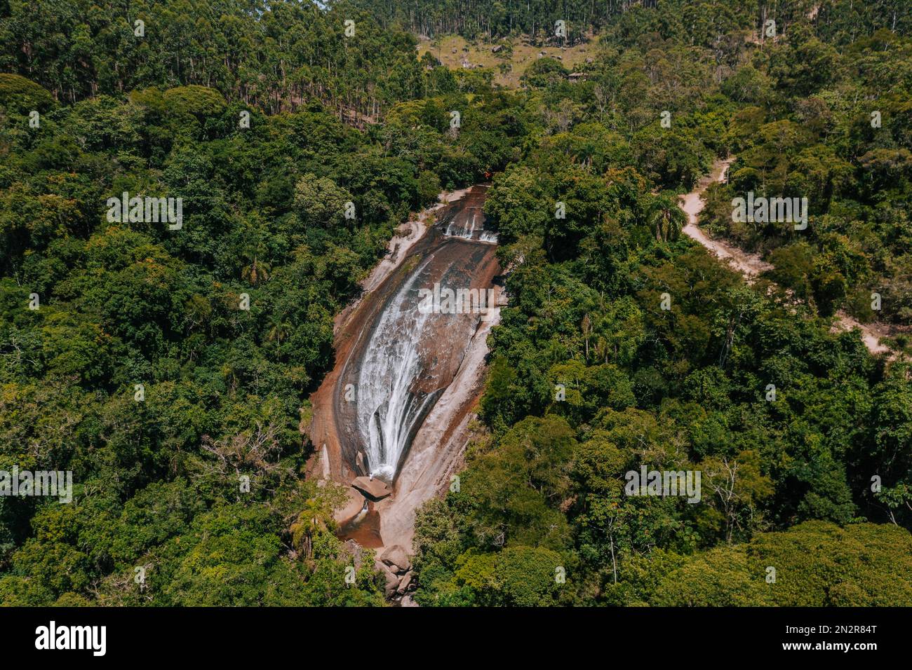 Der Wasserfall Cachoeira da Bunda in Santa Catarina Brasilien. Wunderschöner Wasserfall in den Subtropen Südamerika 2 Stockfoto