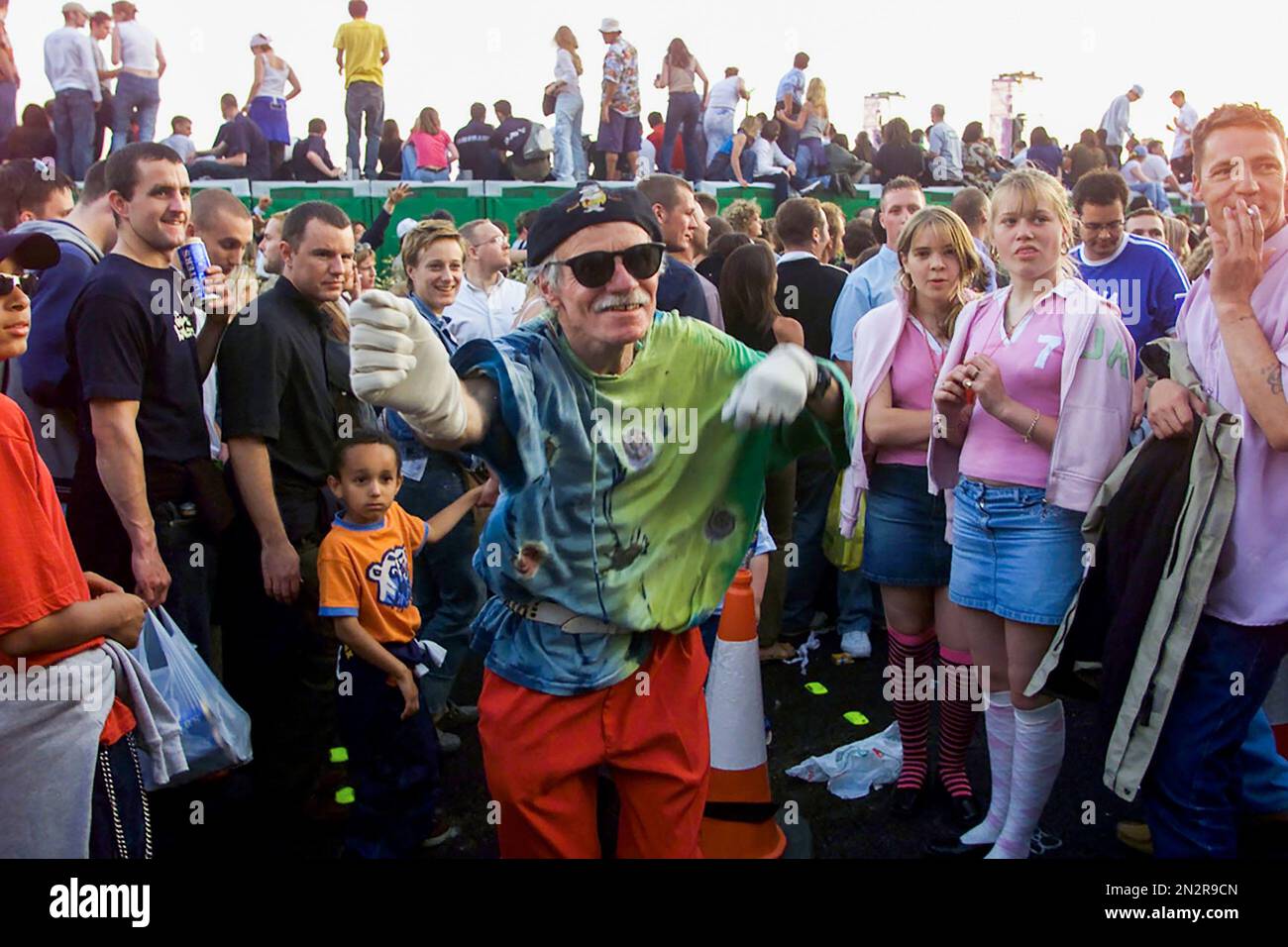 Alle Altersgruppen genießen die Fatboy Slim Big Beach Boutique Party am Brighton Beach am Samstagabend. Es ist der zweite Tanzmusiker und DJ Norman Cook hatte das kostenlose Strandevent organisiert und selbst viel Geld investiert. Foto von Simon Dack, Juli 2002 Stockfoto