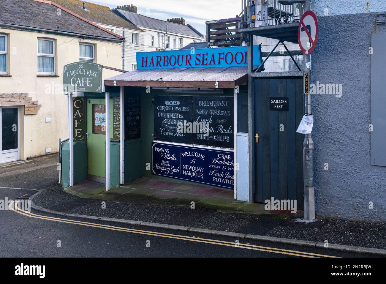 Während der Schonzeit sind die Cafés in der Küstenstadt Newquay in Cornwall in Großbritannien geschlossen. Stockfoto