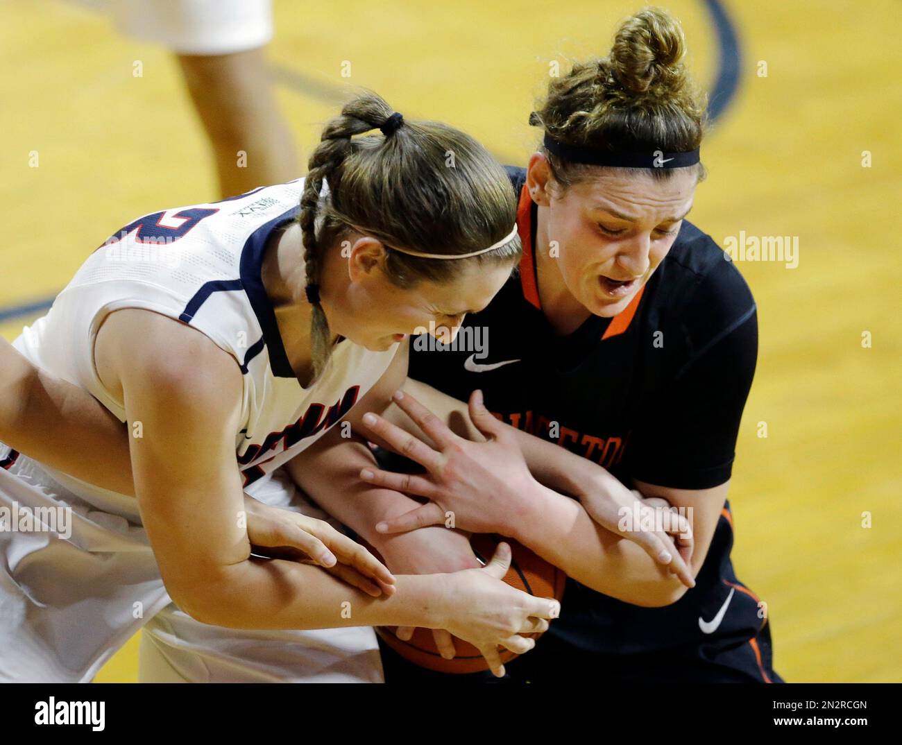Princeton guard Annie Tarakchian, right, tries to control the ball as Pennsylvania forward Katy Allen, left, tries to make a steal during the first half of an NCAA college basketball game Tuesday, March 10, 2015, in Philadelphia, Pa. (AP Photo/Mel Evans) Stockfoto