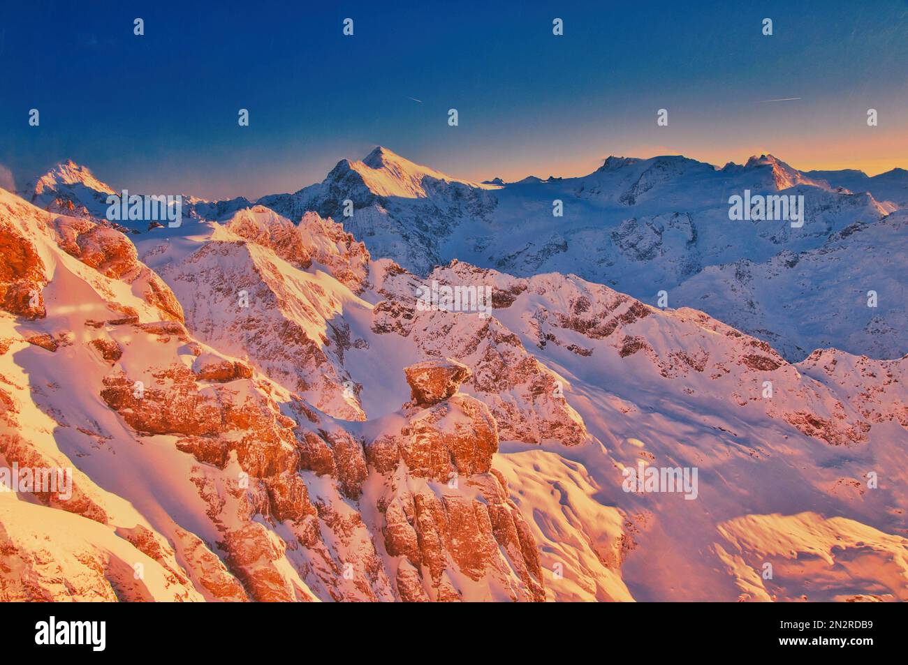 Sonnenlicht über Berggipfeln, Titlis, Engelberg, Schweiz Stockfoto
