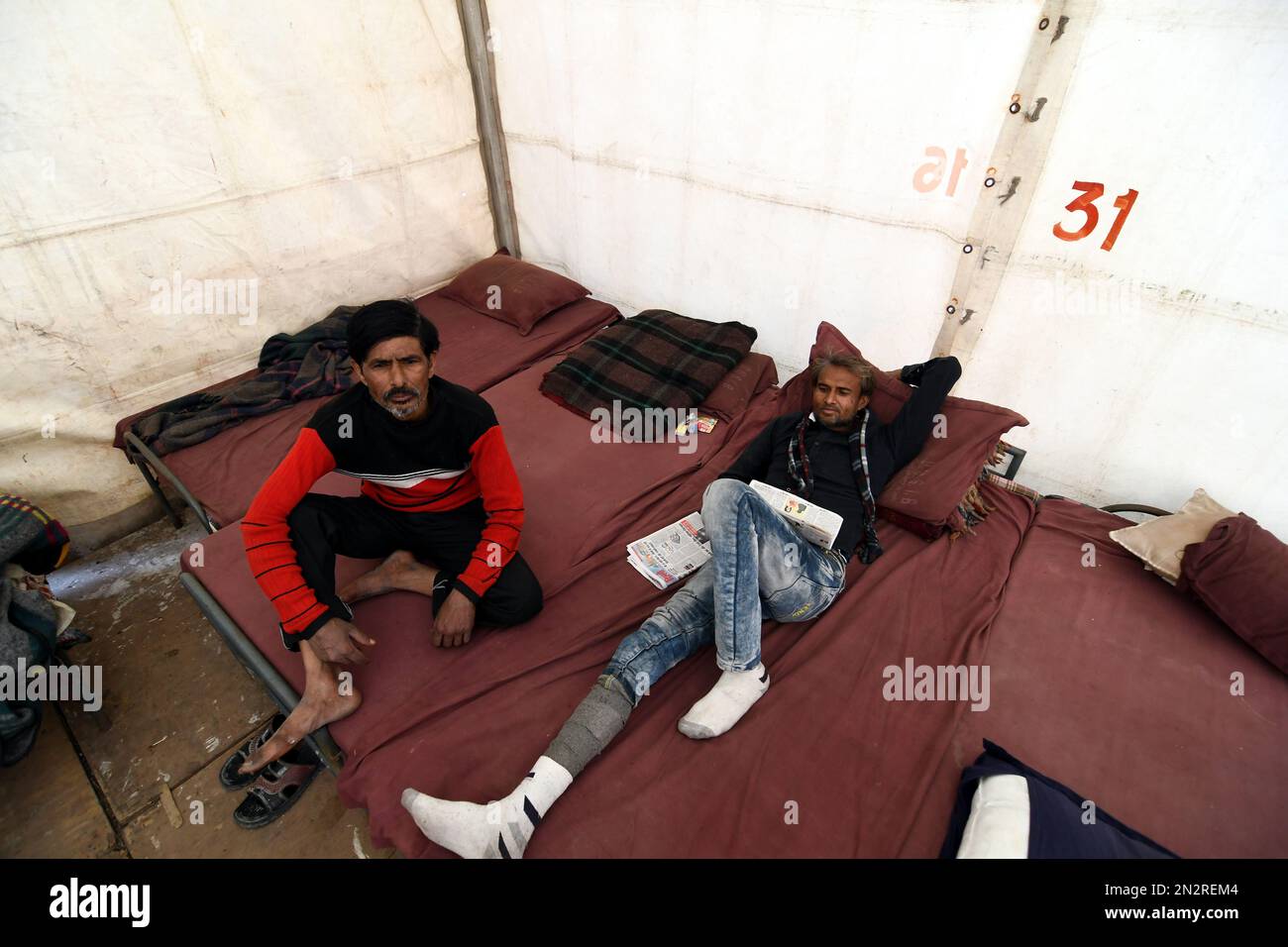 East Delhi, Kalyan Puri, Indien. 7. Februar 2023. Mittellose Obdachlose, die von außen nach Delhi kamen, um Löhne und Arbeit zu finden, oder einheimische Obdachlose, die ihr Leben auf der Straße verbringen mussten.die Regierung von Delhi hat Zelthäuser auf der Straße für ihre Unterkünfte gebaut und Essen ist auch für alle drei Male verfügbar. (Kreditbild: © Ravi Batra/ZUMA Press Wire) NUR REDAKTIONELLE VERWENDUNG! Nicht für den kommerziellen GEBRAUCH! Stockfoto